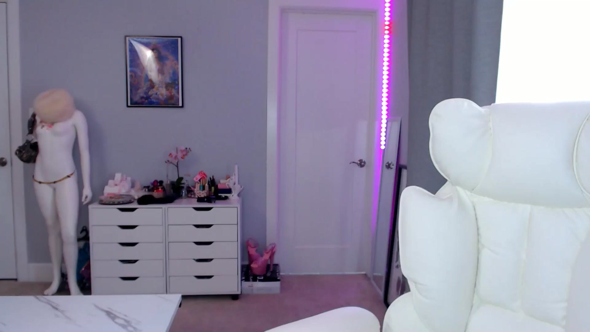 Gallery image thumbnail from GemmaMinx's myfreecams stream on, 12/22/2025, 18:55 image 10 of 20