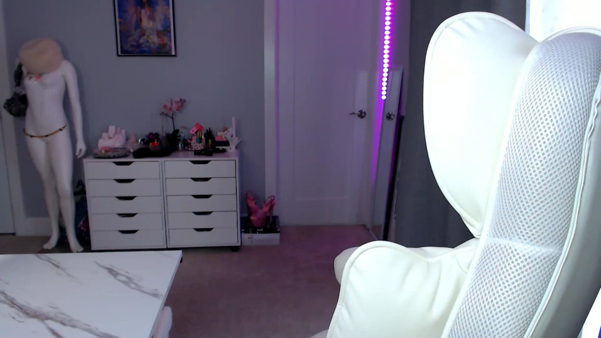 Gallery image thumbnail from GemmaMinx's myfreecams stream on, 12/22/2025, 18:55 image 15 of 20