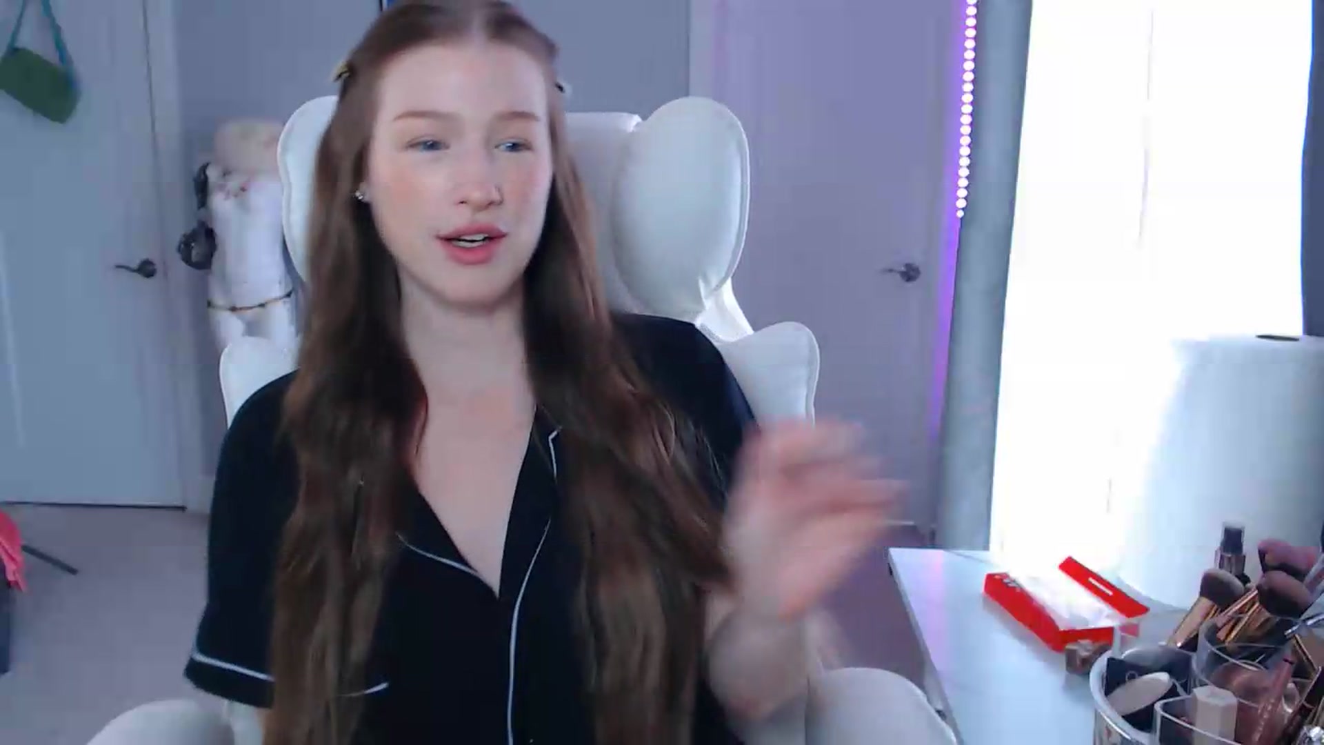 Gallery image thumbnail from GemmaMinx's myfreecams stream on, 07/29/2026, 19:01 image 6 of 20