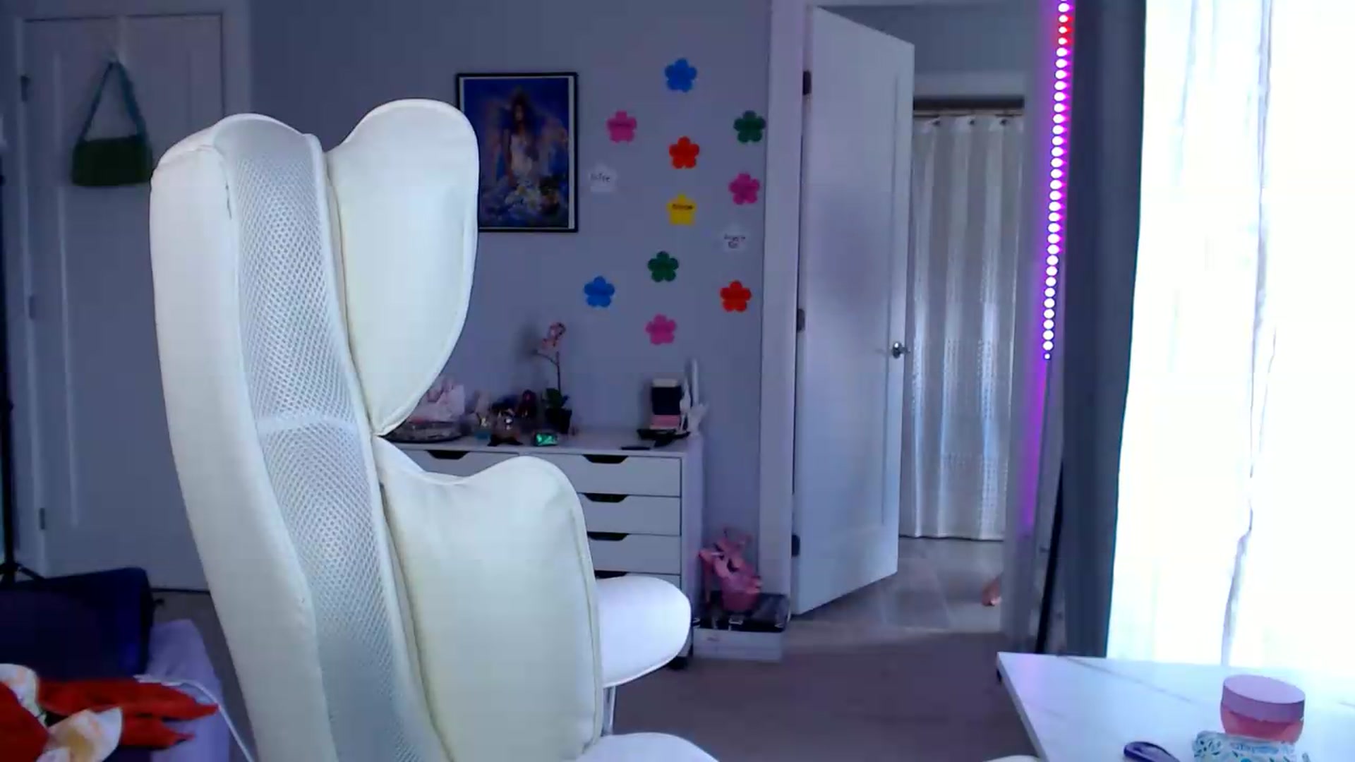 Gallery image thumbnail from GemmaMinx's myfreecams stream on, 08/13/2026, 18:47 image 16 of 20