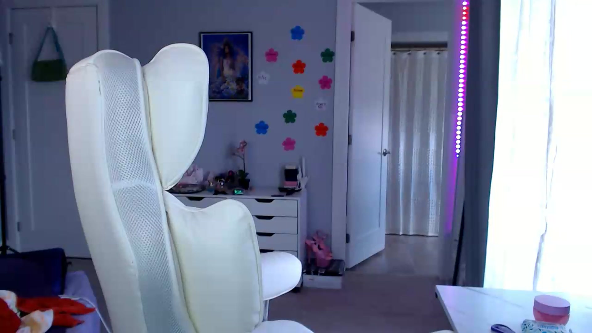 Gallery image thumbnail from GemmaMinx's myfreecams stream on, 08/13/2026, 18:47 image 17 of 20