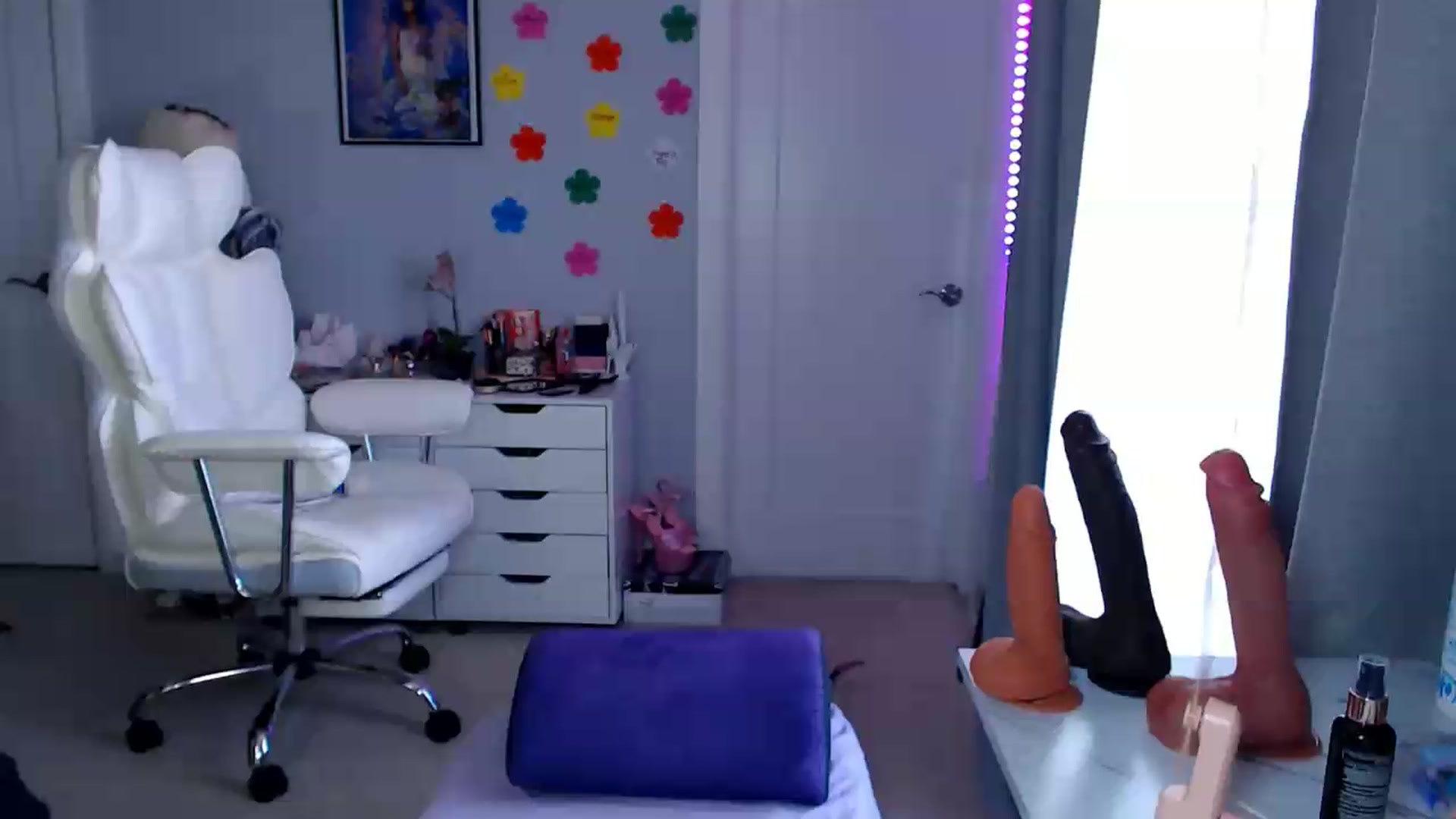 Gallery image thumbnail from GemmaMinx's myfreecams stream on, 08/14/2026, 19:56 image 12 of 20