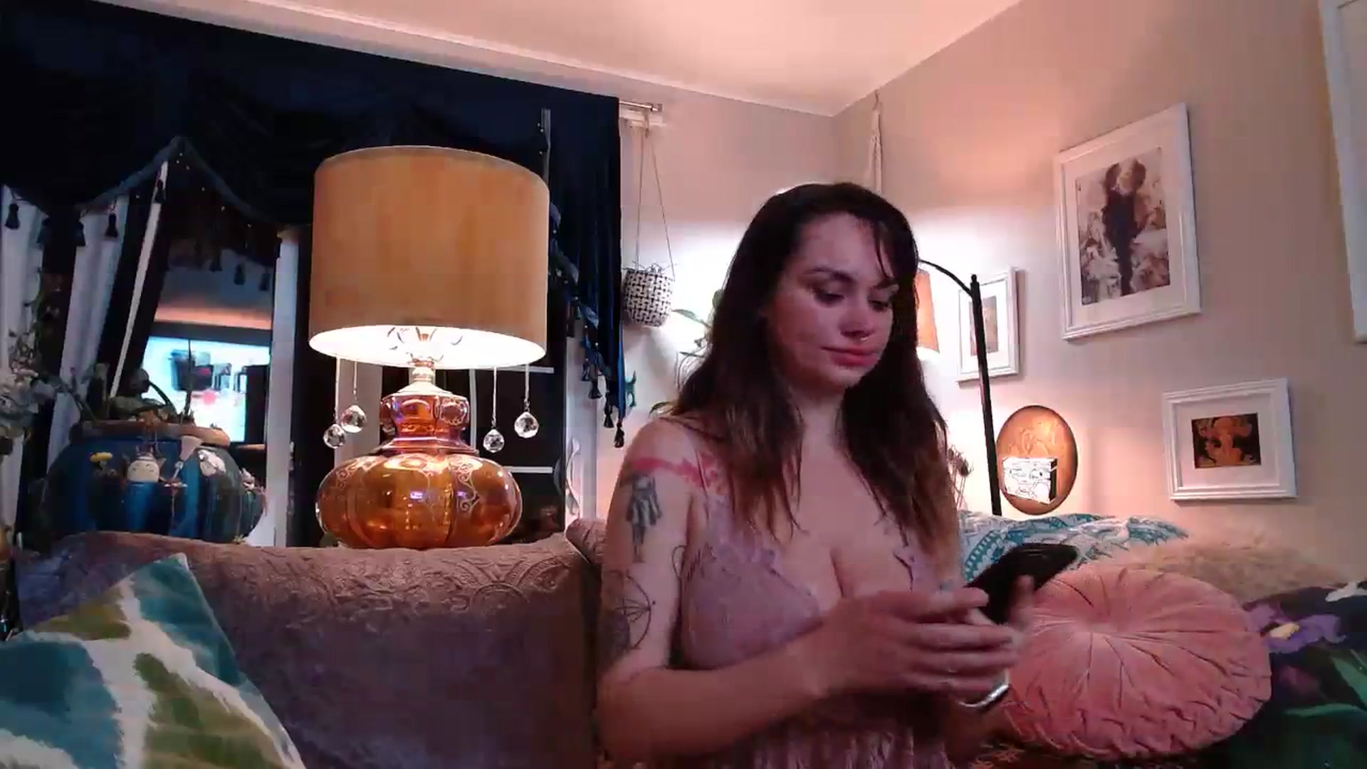 Gallery image thumbnail from GenevieveNyx's myfreecams stream on, 01/12/2024, 05:06 image 18 of 20