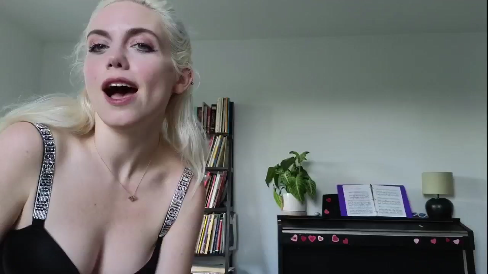 Gallery image thumbnail from GiaGeorge25's myfreecams stream on, 05/30/2024, 21:52 image 5 of 20