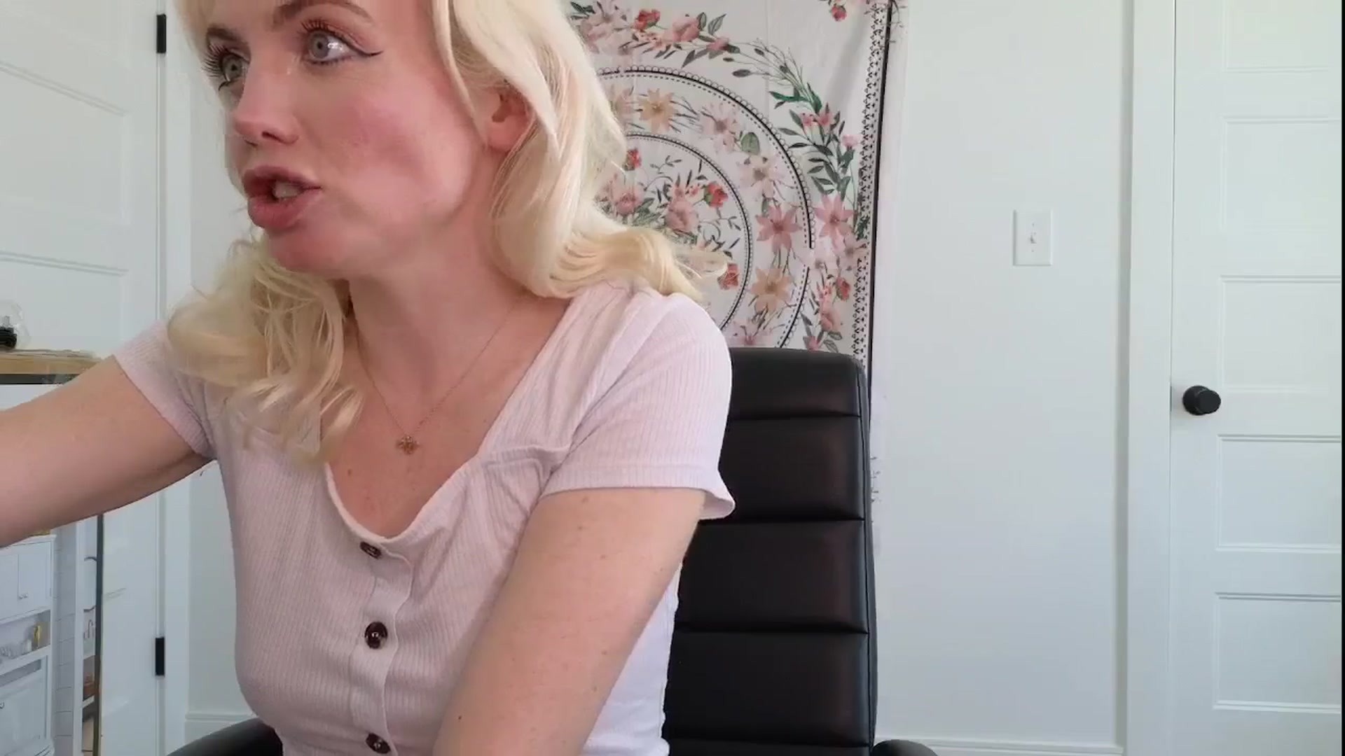 Gallery image thumbnail from GiaGeorge25's myfreecams stream on, 06/10/2024, 18:42 image 11 of 20