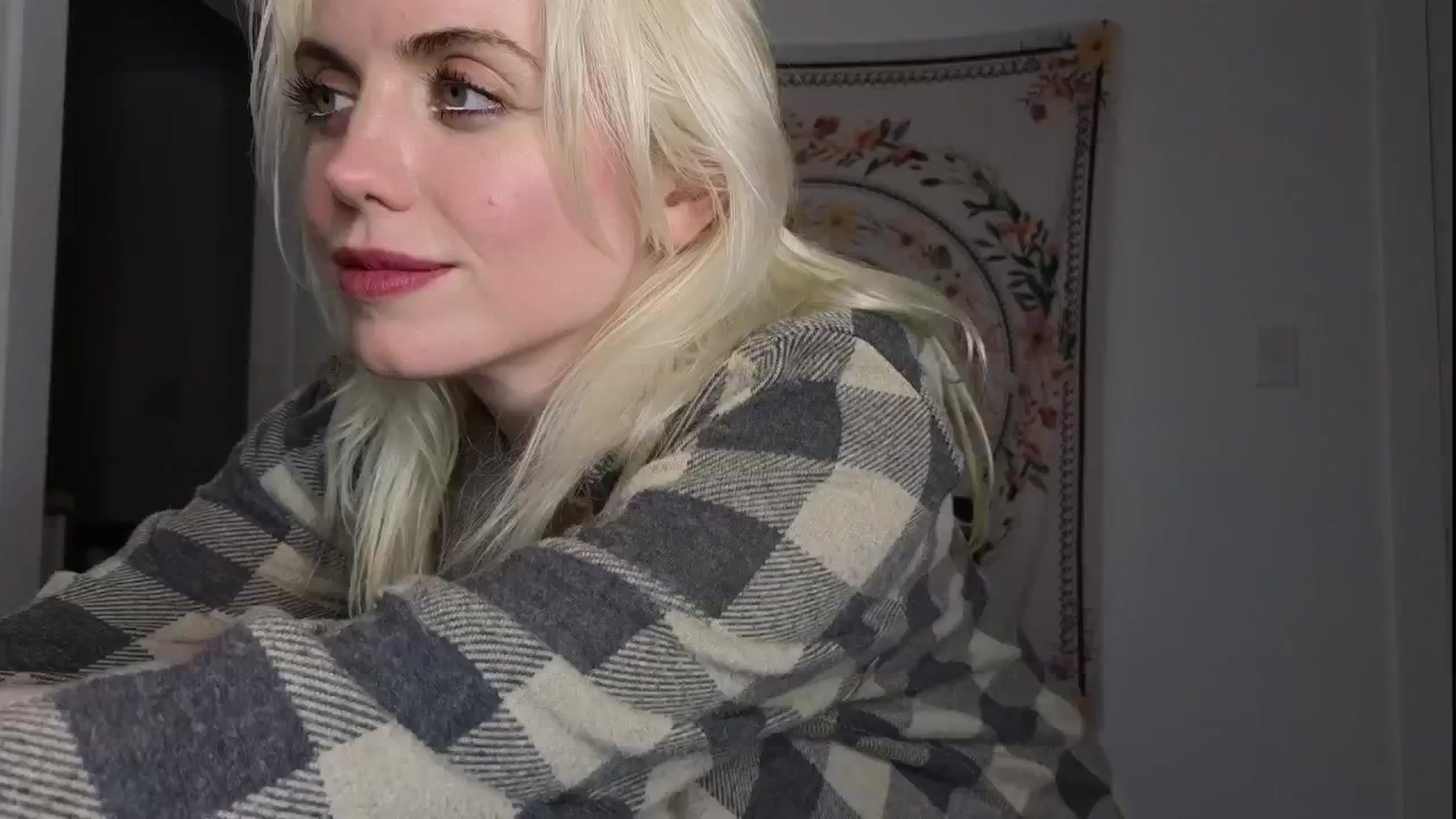 Gallery image thumbnail from GiaGeorge25's myfreecams stream on, 06/21/2024, 03:34 image 4 of 20