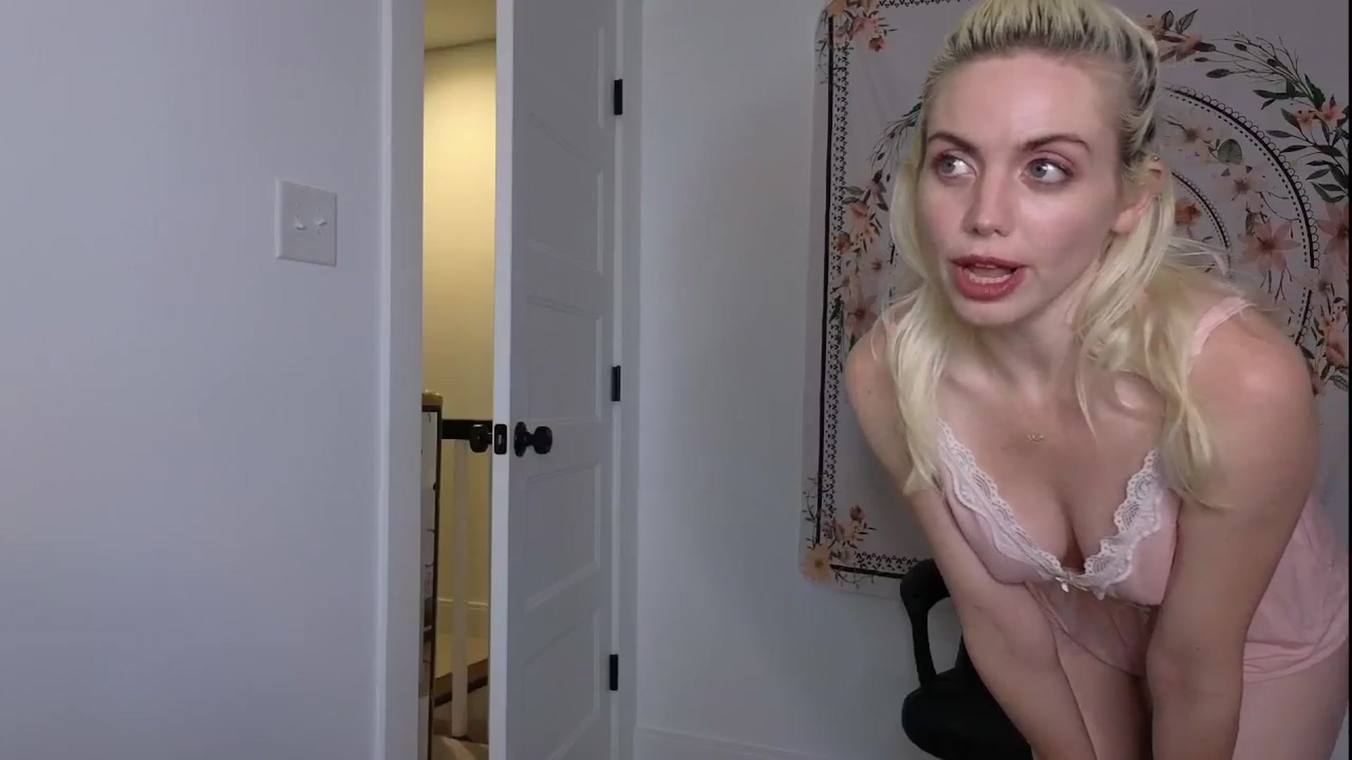Gallery image thumbnail from GiaGeorge25's myfreecams stream on, 06/26/2024, 03:30 image 7 of 20
