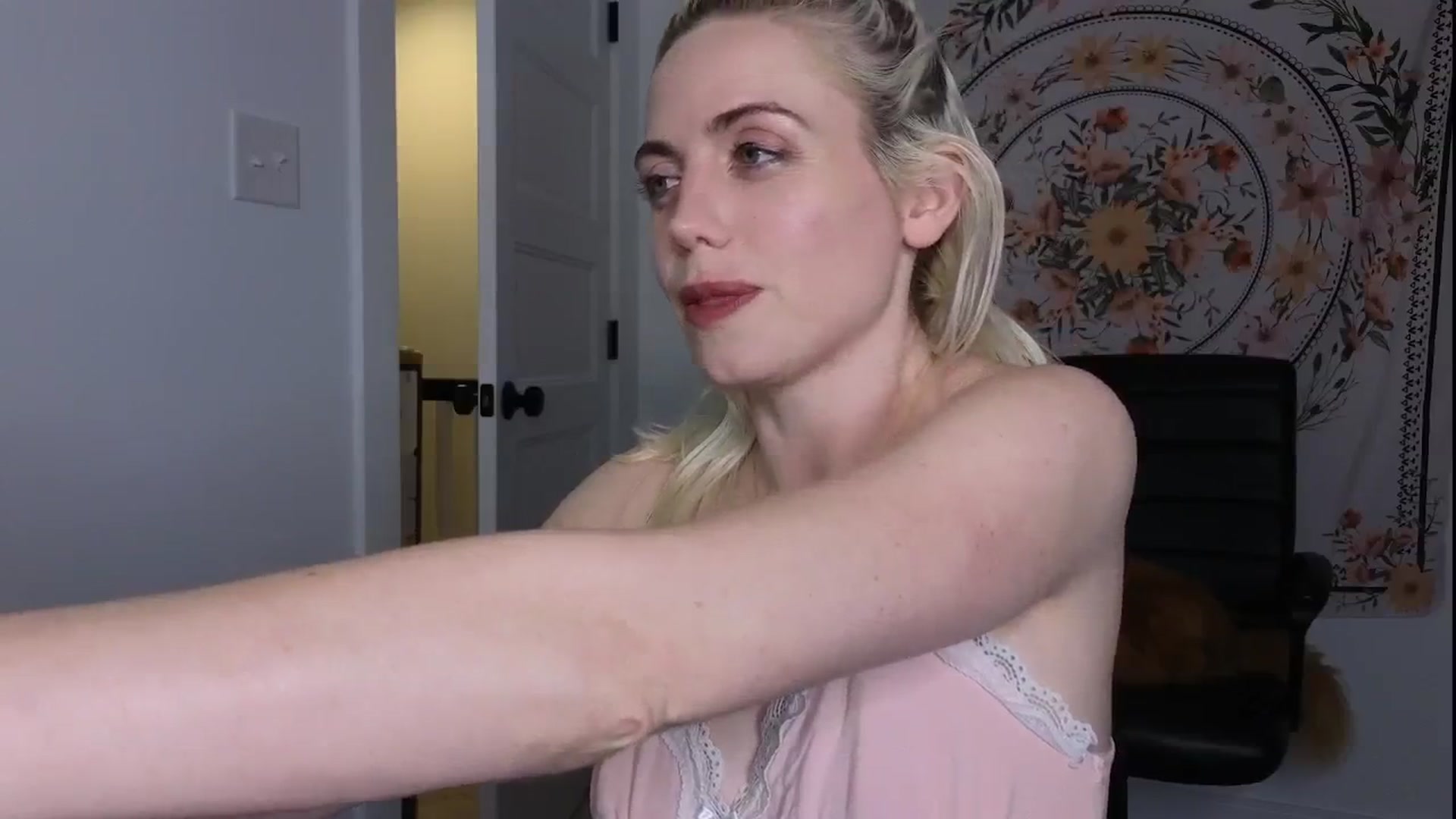 Gallery image thumbnail from GiaGeorge25's myfreecams stream on, 06/26/2024, 03:30 image 12 of 20