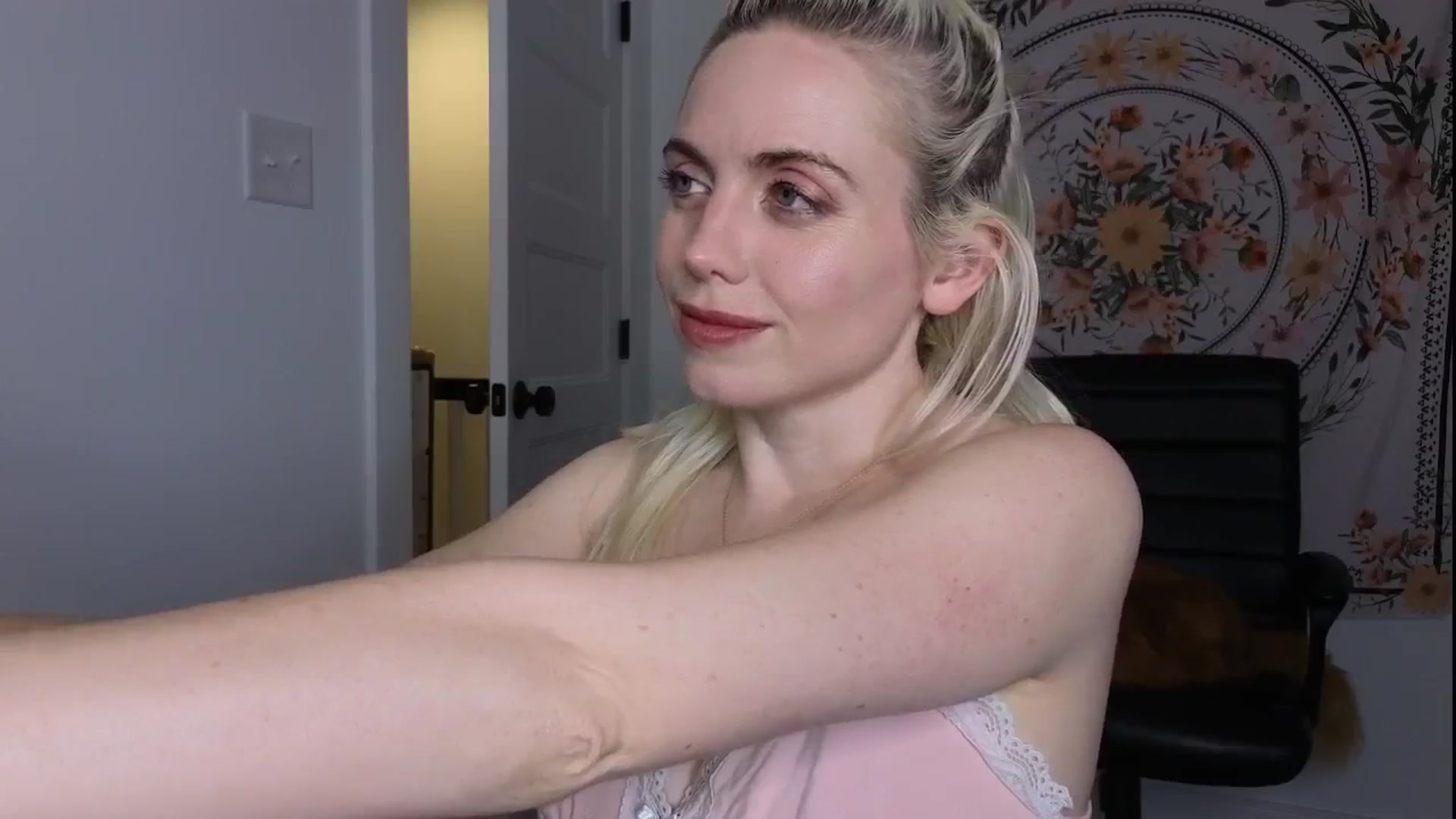 Gallery image thumbnail from GiaGeorge25's myfreecams stream on, 06/26/2024, 03:30 image 14 of 20