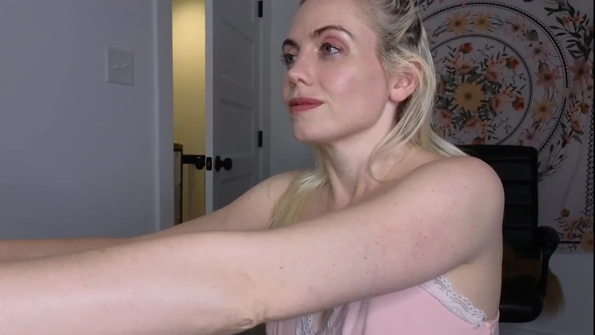 Gallery image thumbnail from GiaGeorge25's myfreecams stream on, 06/26/2024, 03:30 image 15 of 20