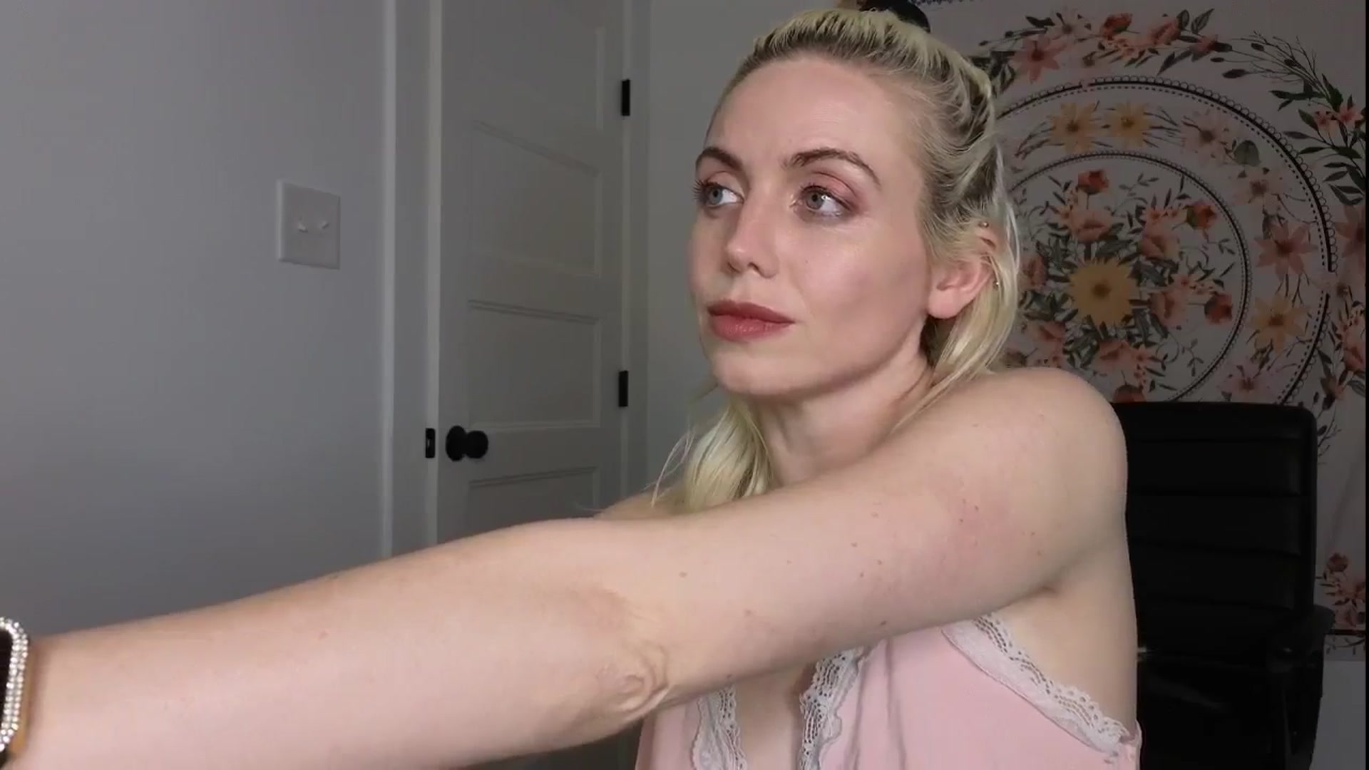 Gallery image thumbnail from GiaGeorge25's myfreecams stream on, 06/26/2024, 03:30 image 5 of 20