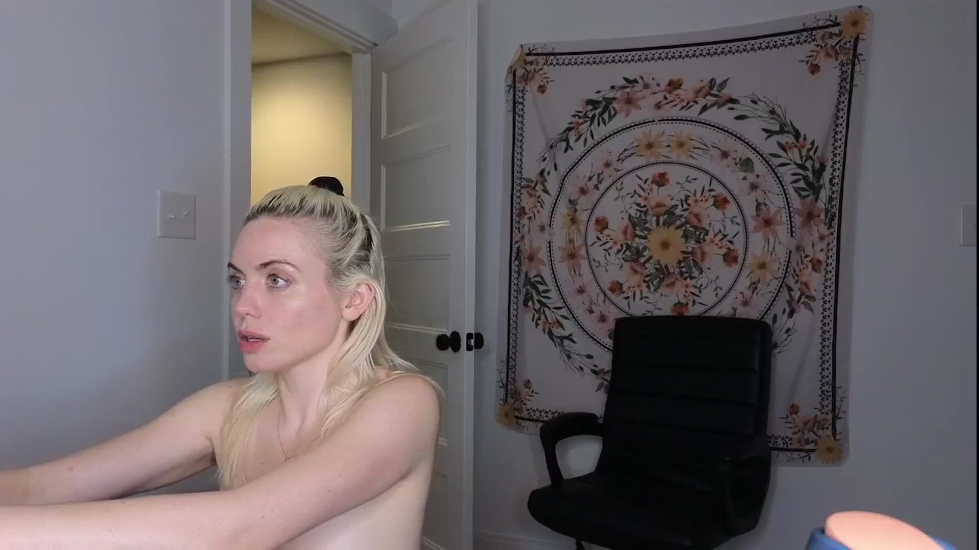 Gallery image thumbnail from GiaGeorge25's myfreecams stream on, 06/26/2024, 05:53 image 14 of 20