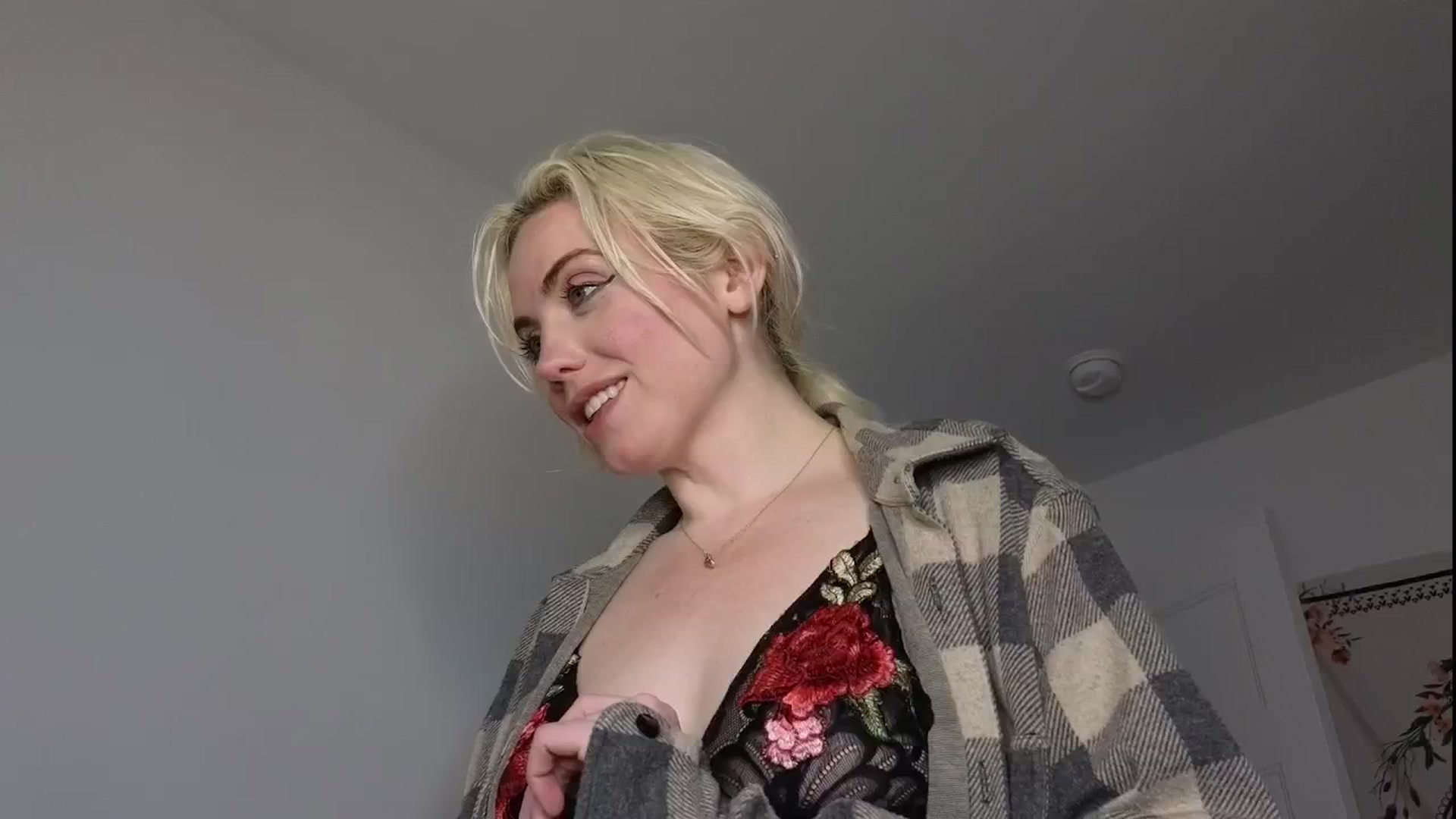 Gallery image thumbnail from GiaGeorge25's myfreecams stream on, 06/27/2024, 04:23 image 3 of 20