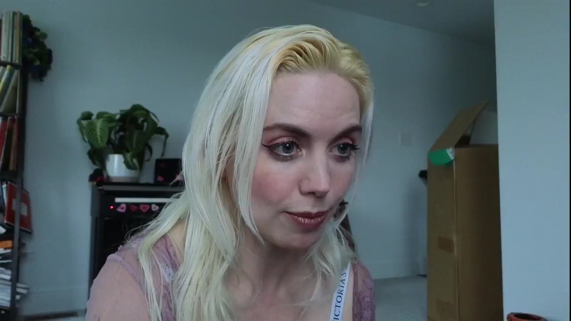 Gallery image thumbnail from GiaGeorge25's myfreecams stream on, 11/20/2024, 21:32 image 4 of 20