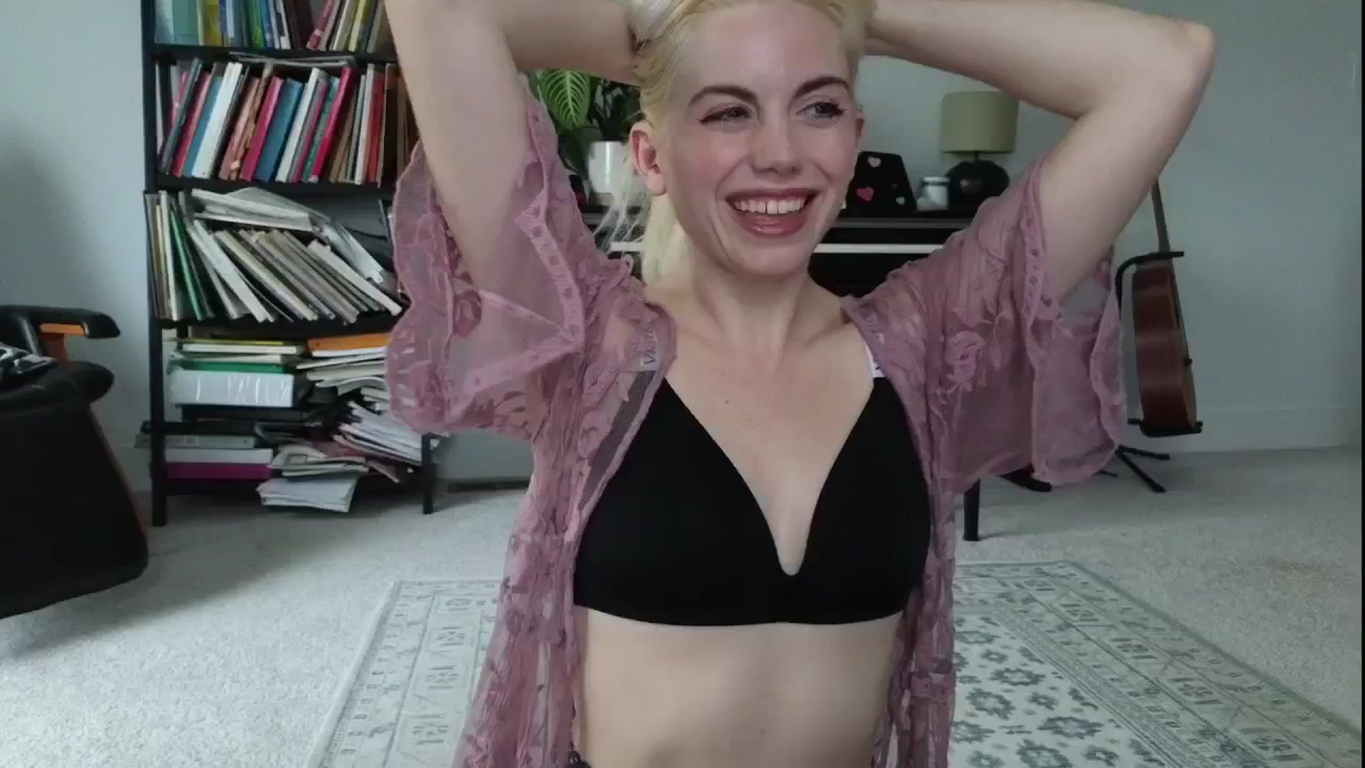 Gallery image thumbnail from GiaGeorge25's myfreecams stream on, 11/20/2024, 21:32 image 16 of 20