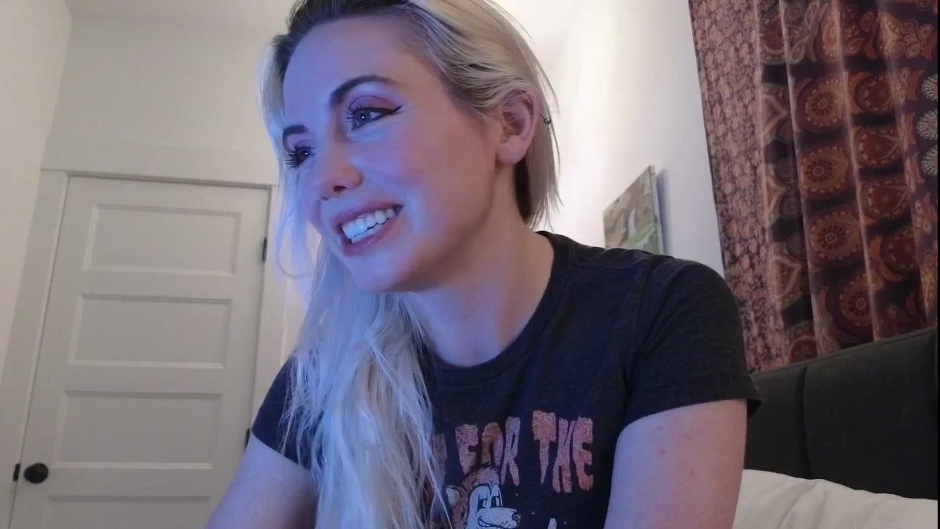 Gallery image thumbnail from GiaGeorge25's myfreecams stream on, 05/02/2025, 24:18 image 7 of 20