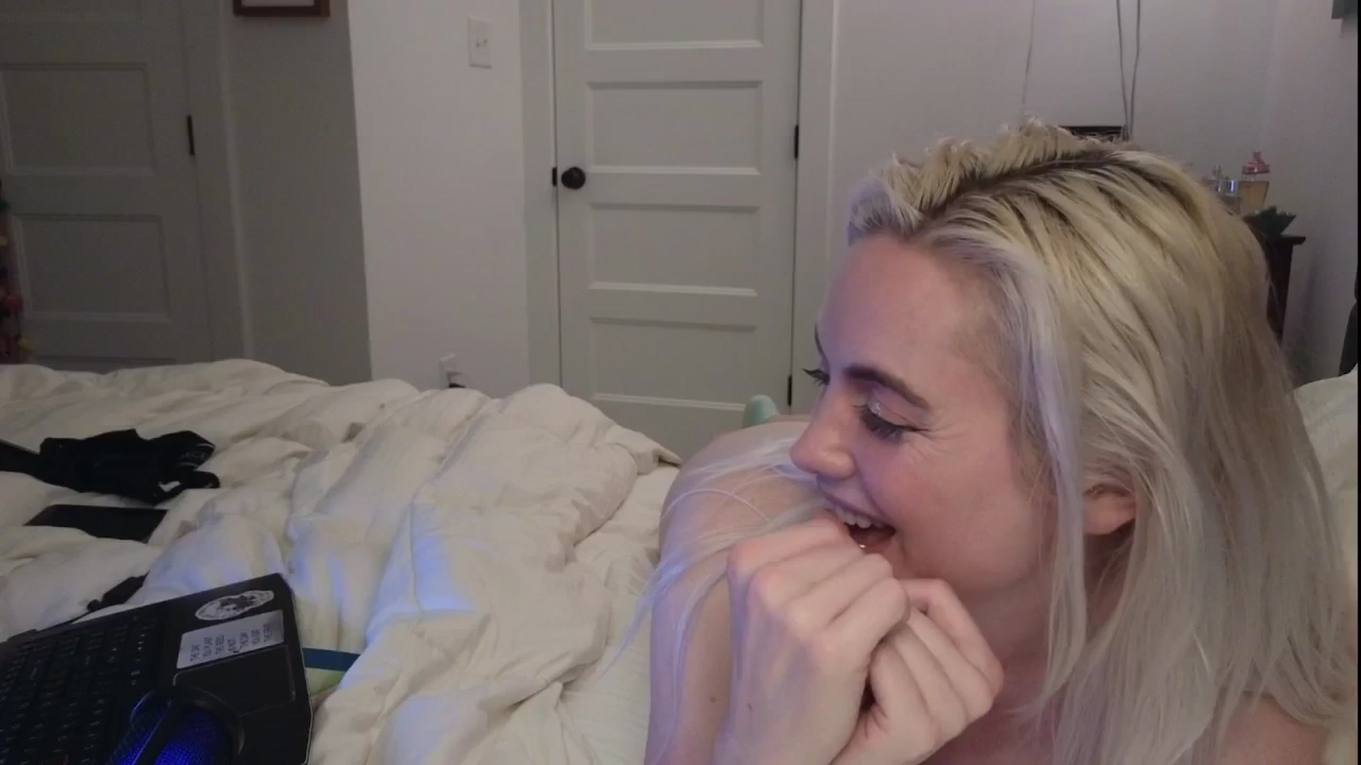 Gallery image thumbnail from GiaGeorge25's myfreecams stream on, 06/08/2025, 05:07 image 14 of 20