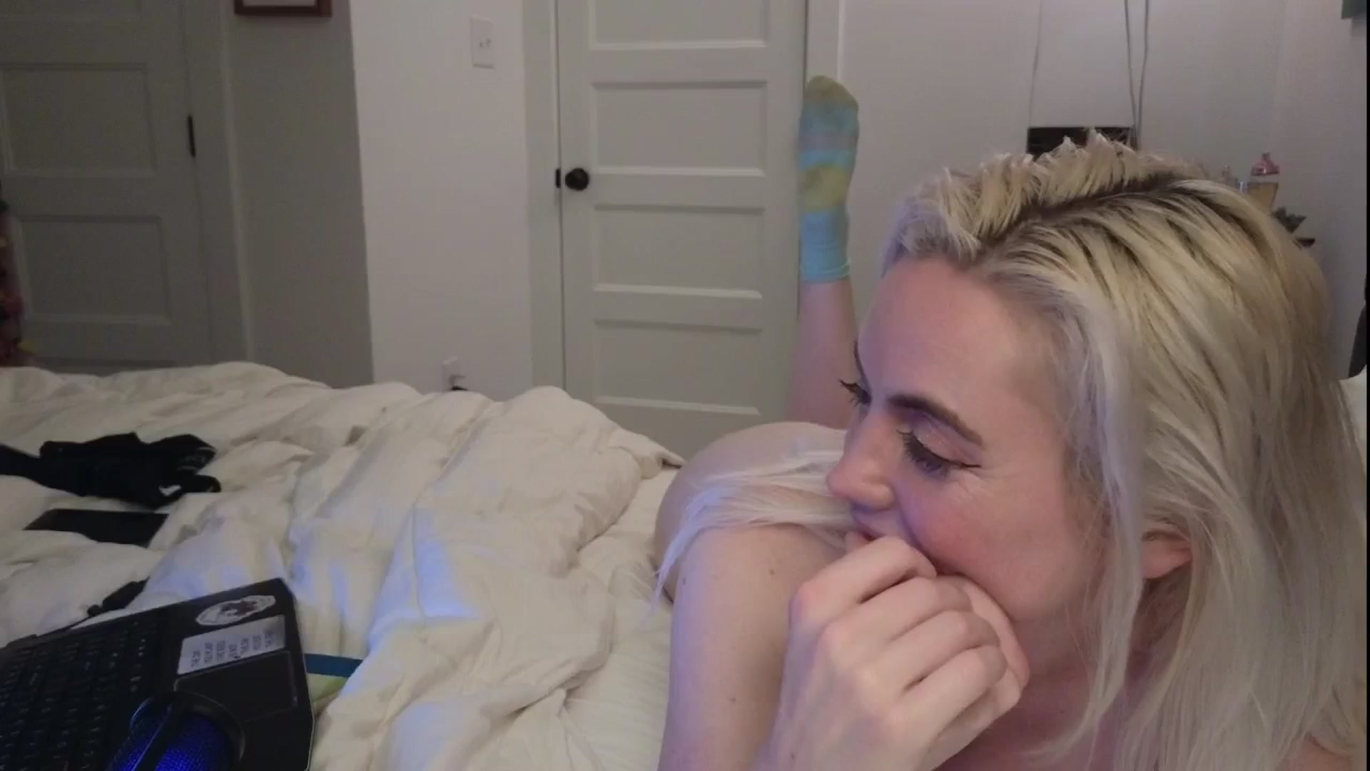 Gallery image thumbnail from GiaGeorge25's myfreecams stream on, 06/08/2025, 05:07 image 13 of 20