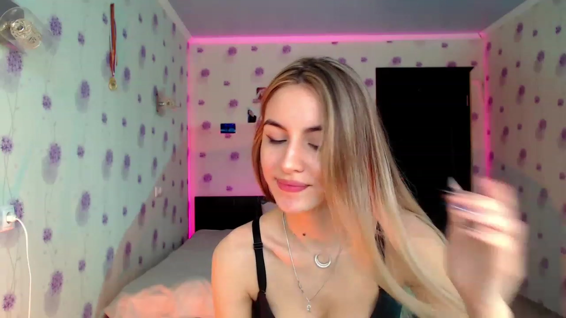 Gallery image thumbnail from GiaSweets's myfreecams stream on, 11/29/2022, 08:55 image 9 of 20