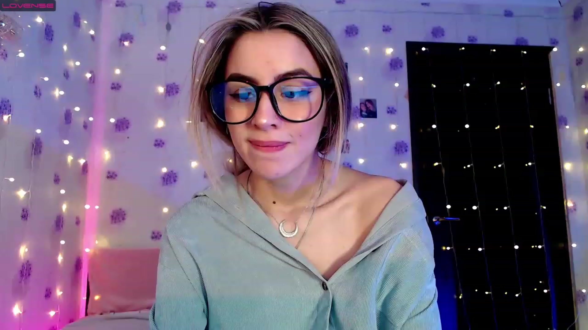 Gallery image thumbnail from GiaSweets's myfreecams stream on, 12/17/2022, 11:05 image 5 of 20