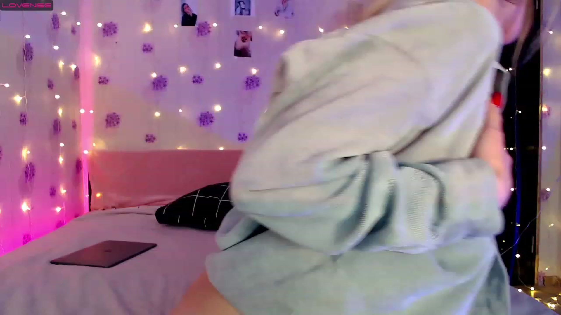Gallery image thumbnail from GiaSweets's myfreecams stream on, 12/17/2022, 11:05 image 7 of 20