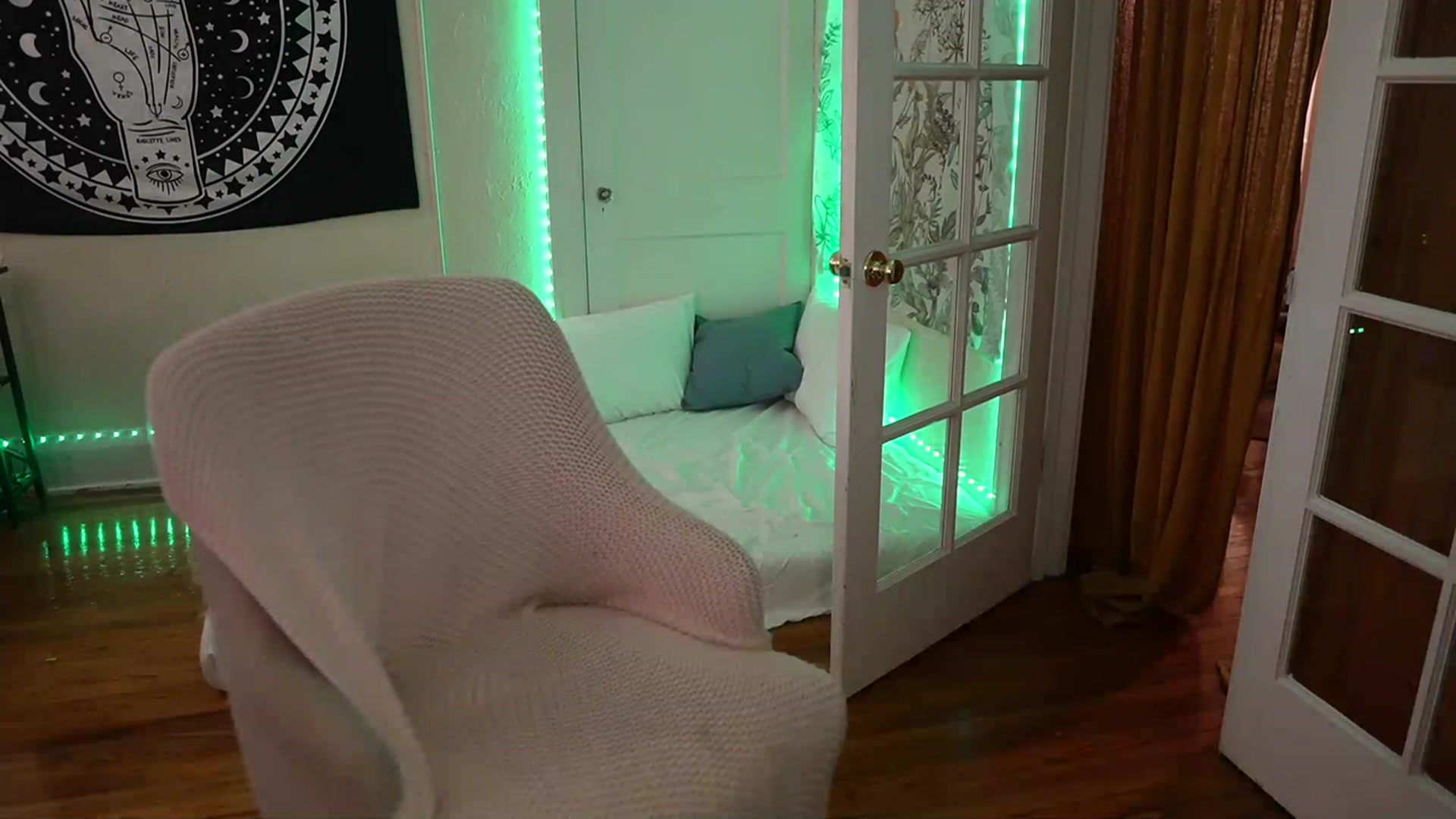 Gallery image thumbnail from Gia_Hill's myfreecams stream on, 11/29/2022, 02:41 image 18 of 20