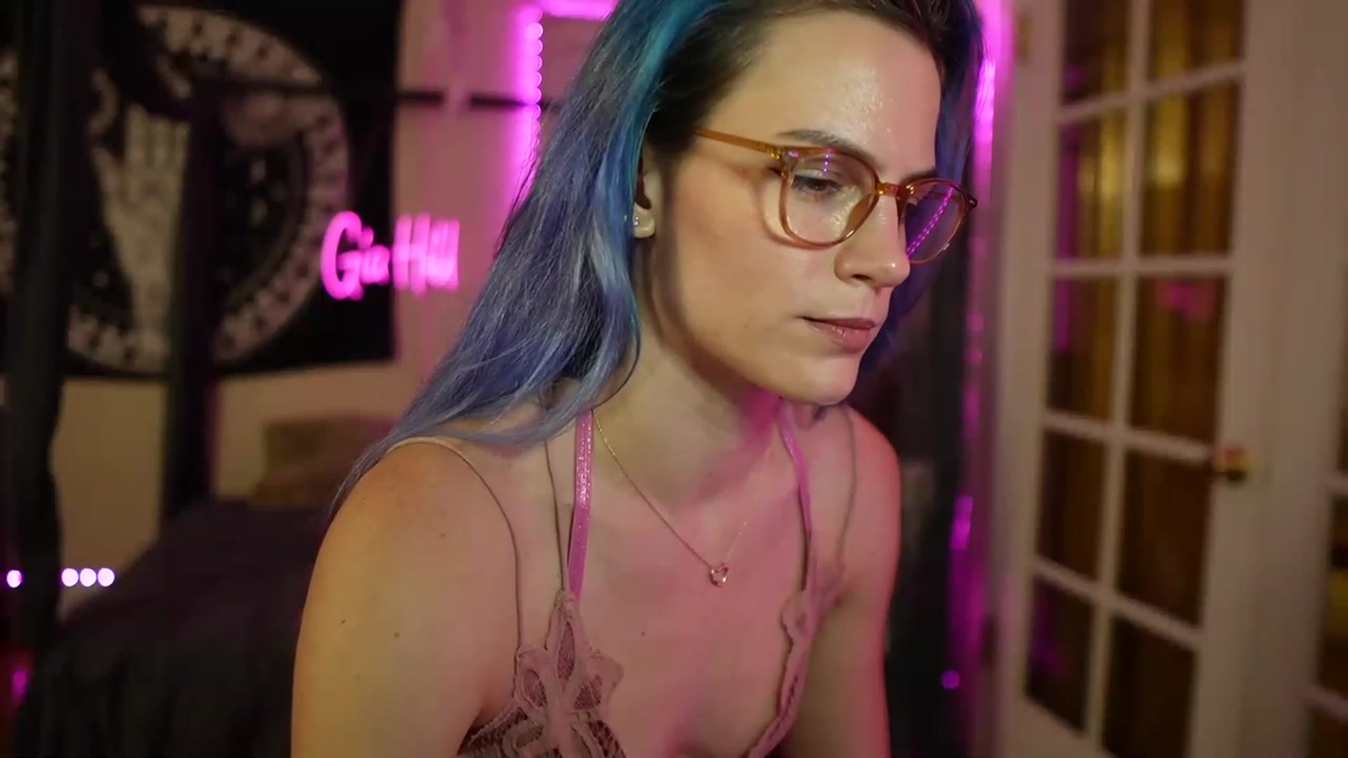 Gallery image thumbnail from Gia_Hill's myfreecams stream on, 04/13/2023, 24:04 image 16 of 20
