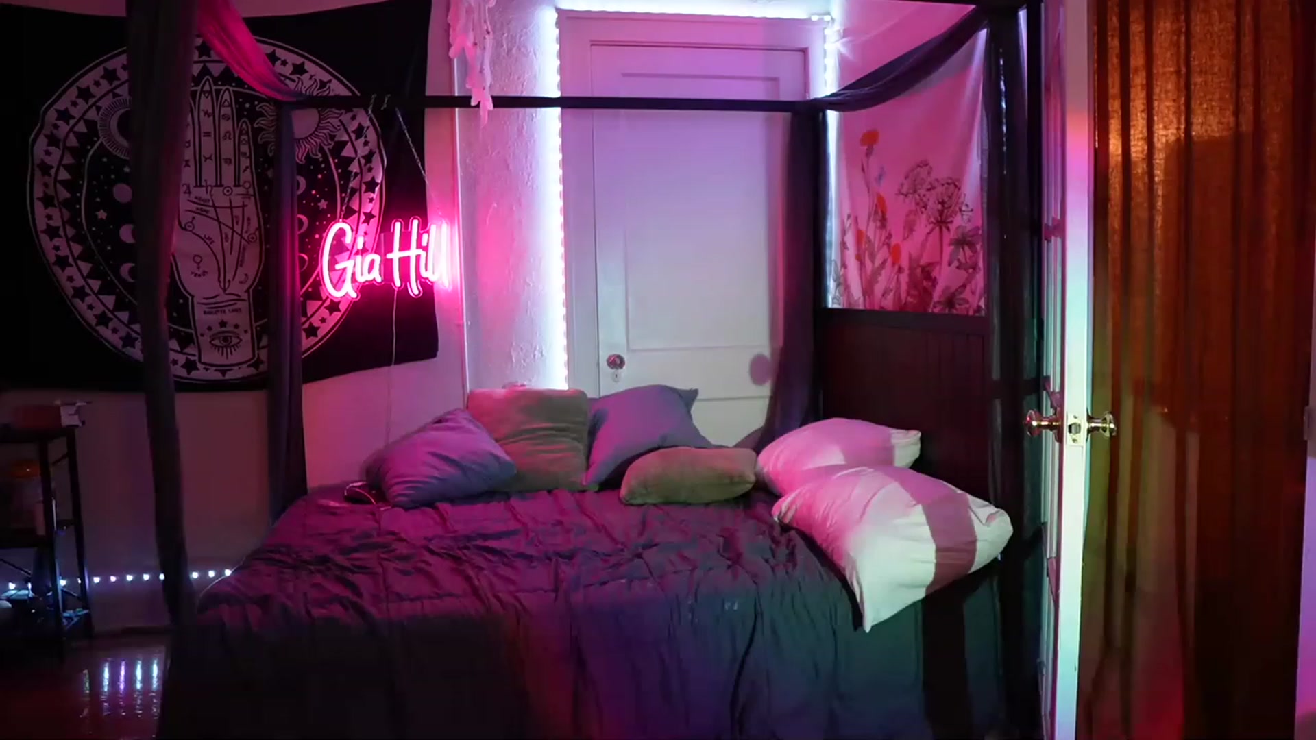 Gallery image thumbnail from Gia_Hill's myfreecams stream on, 04/19/2023, 24:19 image 11 of 20