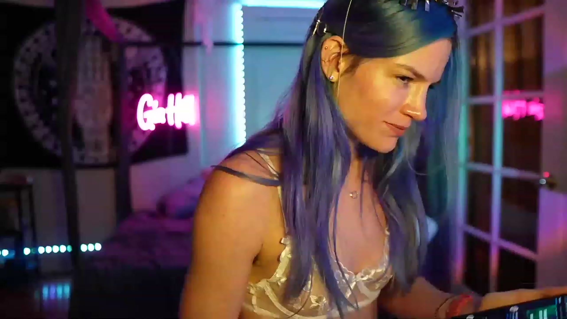 Gallery image thumbnail from Gia_Hill's myfreecams stream on, 04/19/2023, 24:19 image 20 of 20