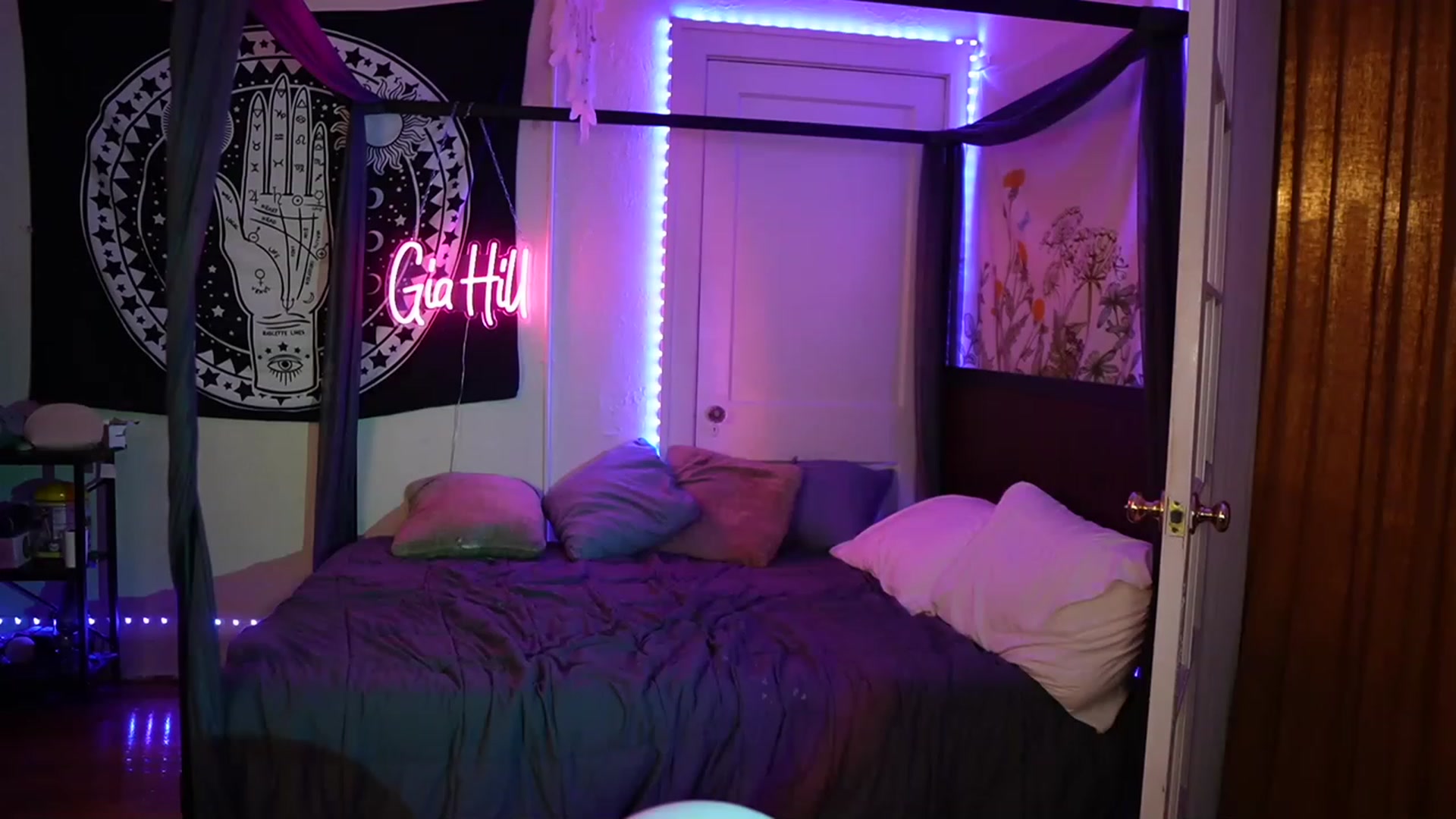 Gallery image thumbnail from Gia_Hill's myfreecams stream on, 04/20/2023, 01:25 image 3 of 20