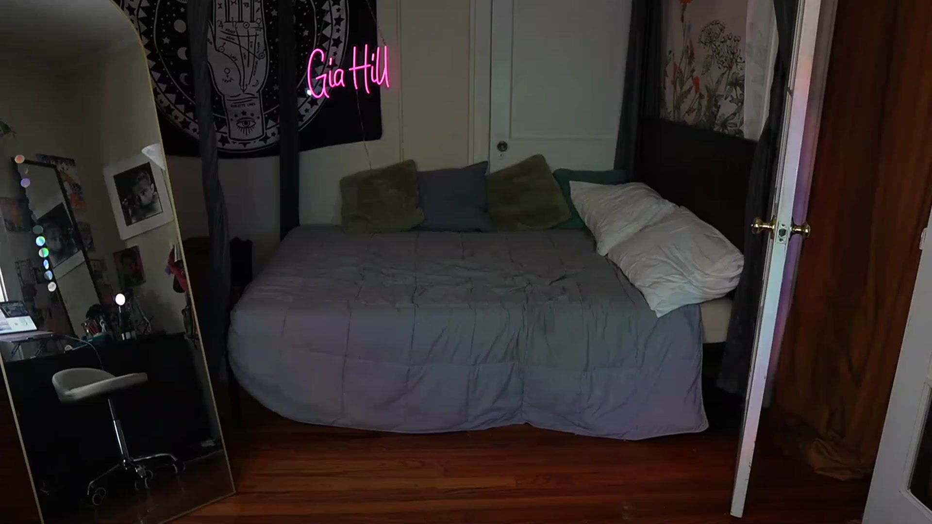 Gallery image thumbnail from Gia_Hill's myfreecams stream on, 06/07/2023, 21:04 image 19 of 20