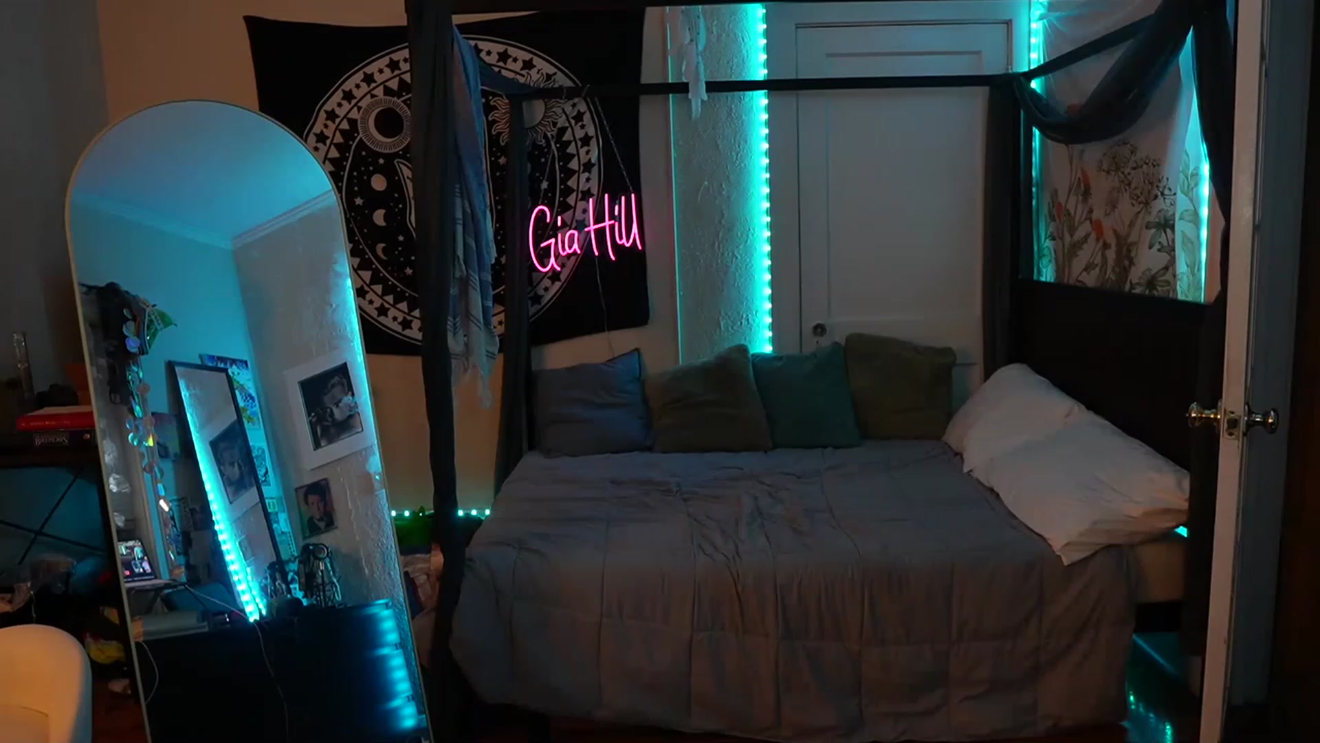 Gallery image thumbnail from Gia_Hill's myfreecams stream on, 06/15/2023, 01:27 image 7 of 20