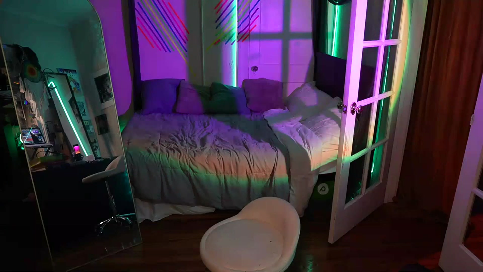 Gallery image thumbnail from Gia_Hill's myfreecams stream on, 10/19/2023, 01:21 image 18 of 20