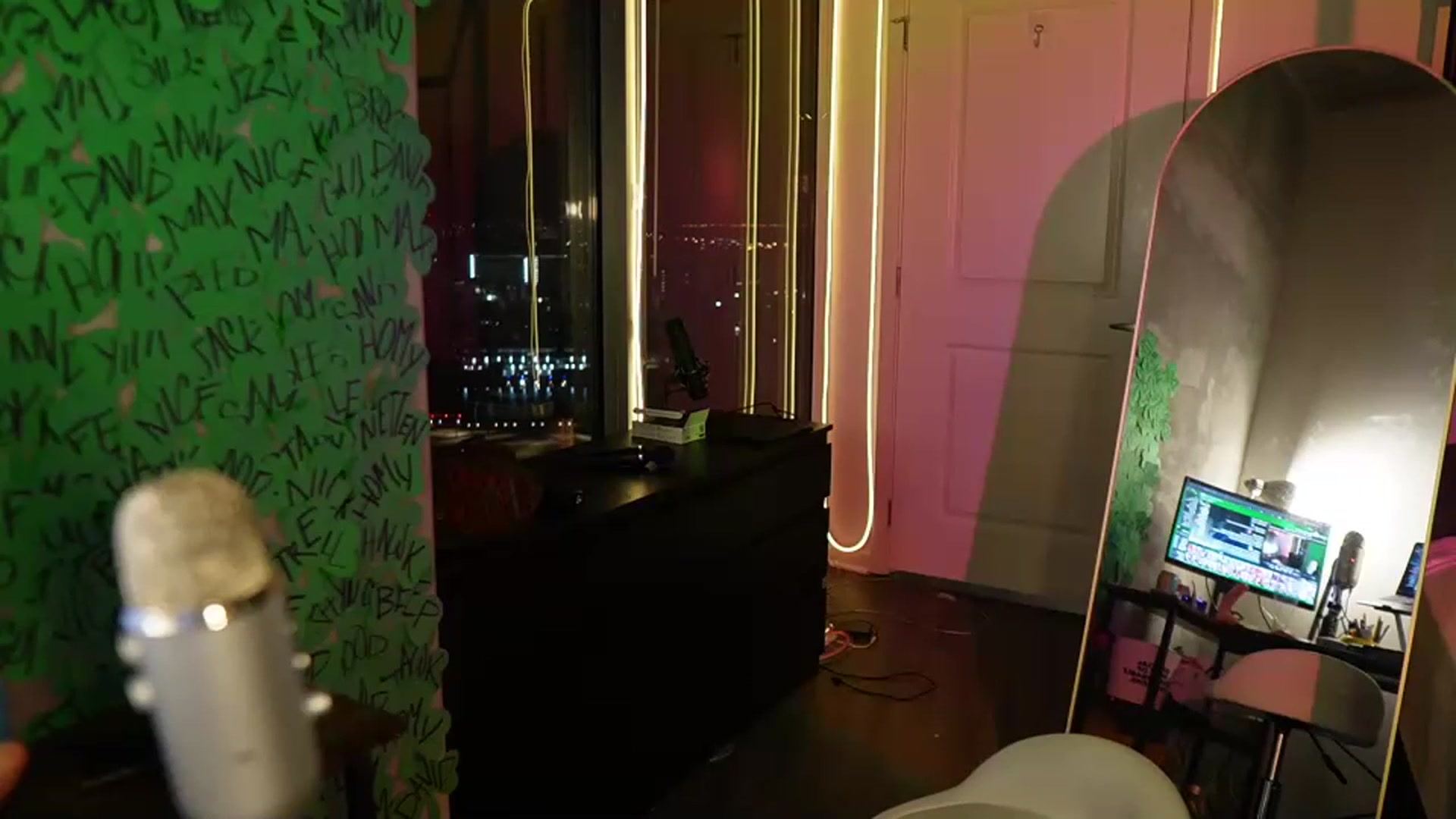 Gallery image thumbnail from Gia_Hill's myfreecams stream on, 03/24/2024, 04:35 image 4 of 20