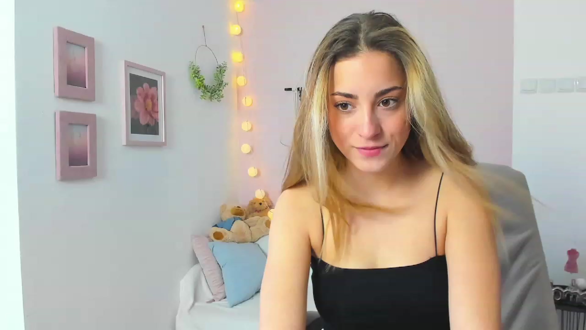 Gallery image thumbnail from Gia_Lopez18's myfreecams stream on, 03/16/2023, 10:17 image 8 of 20