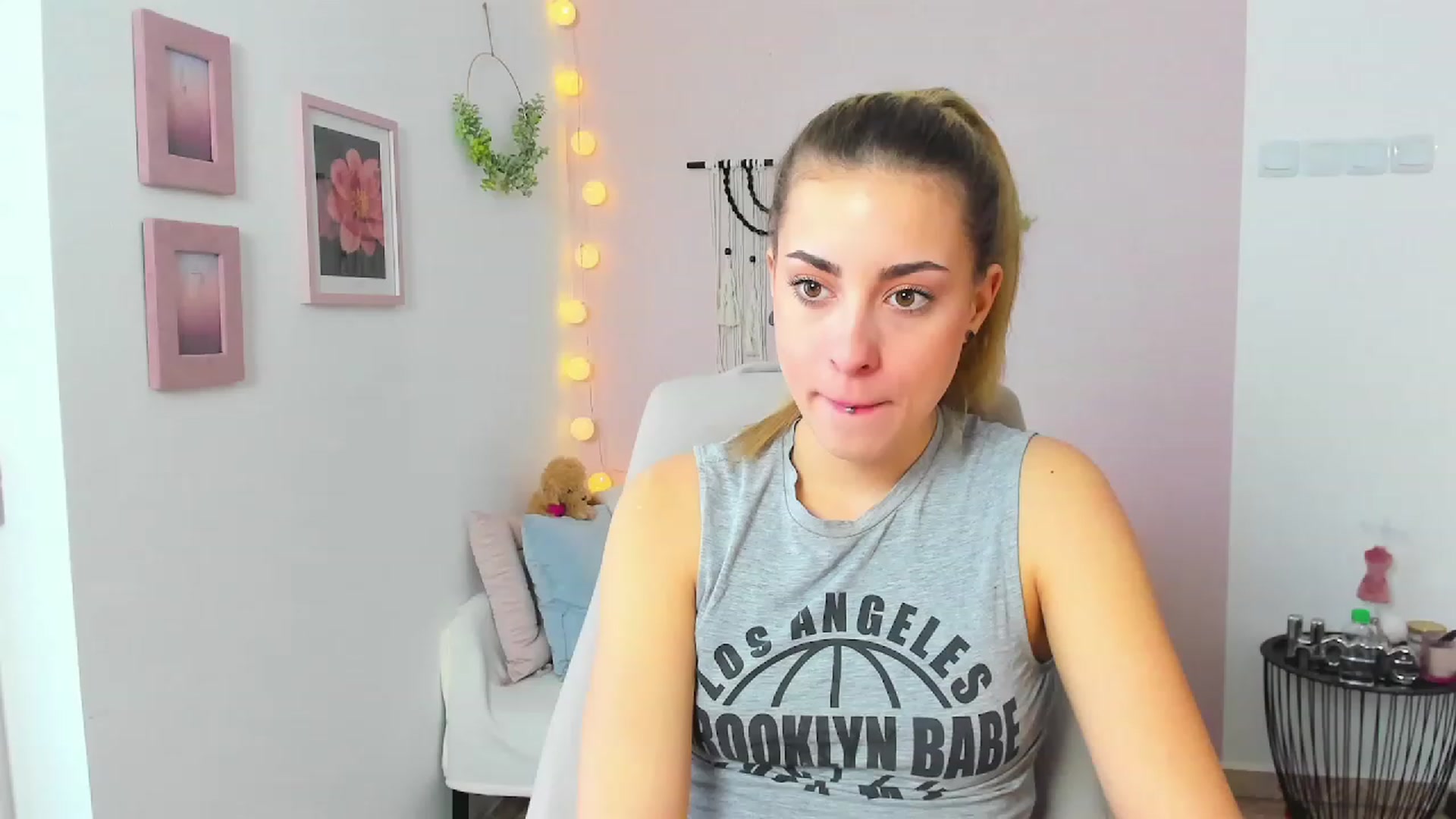 Gallery image thumbnail from Gia_Lopez18's myfreecams stream on, 03/17/2023, 12:35 image 14 of 20