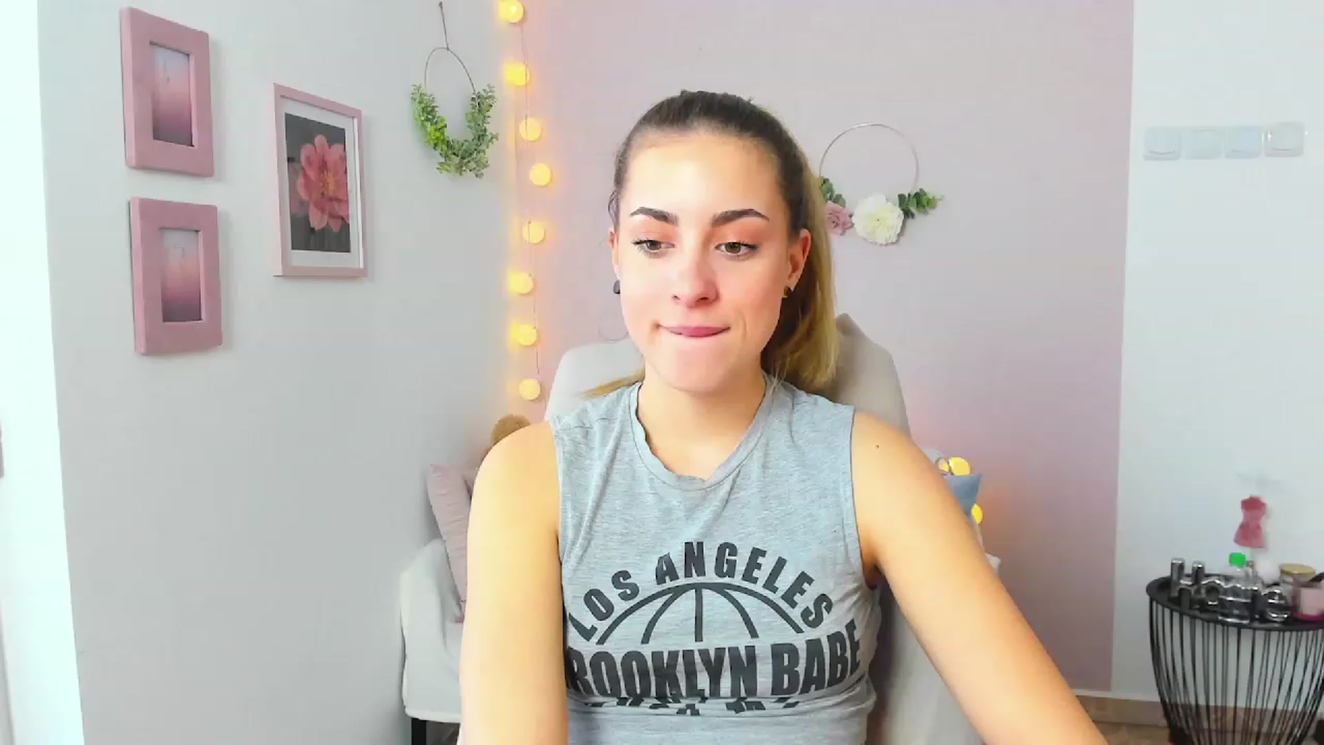 Gallery image thumbnail from Gia_Lopez18's myfreecams stream on, 03/17/2023, 12:35 image 16 of 20