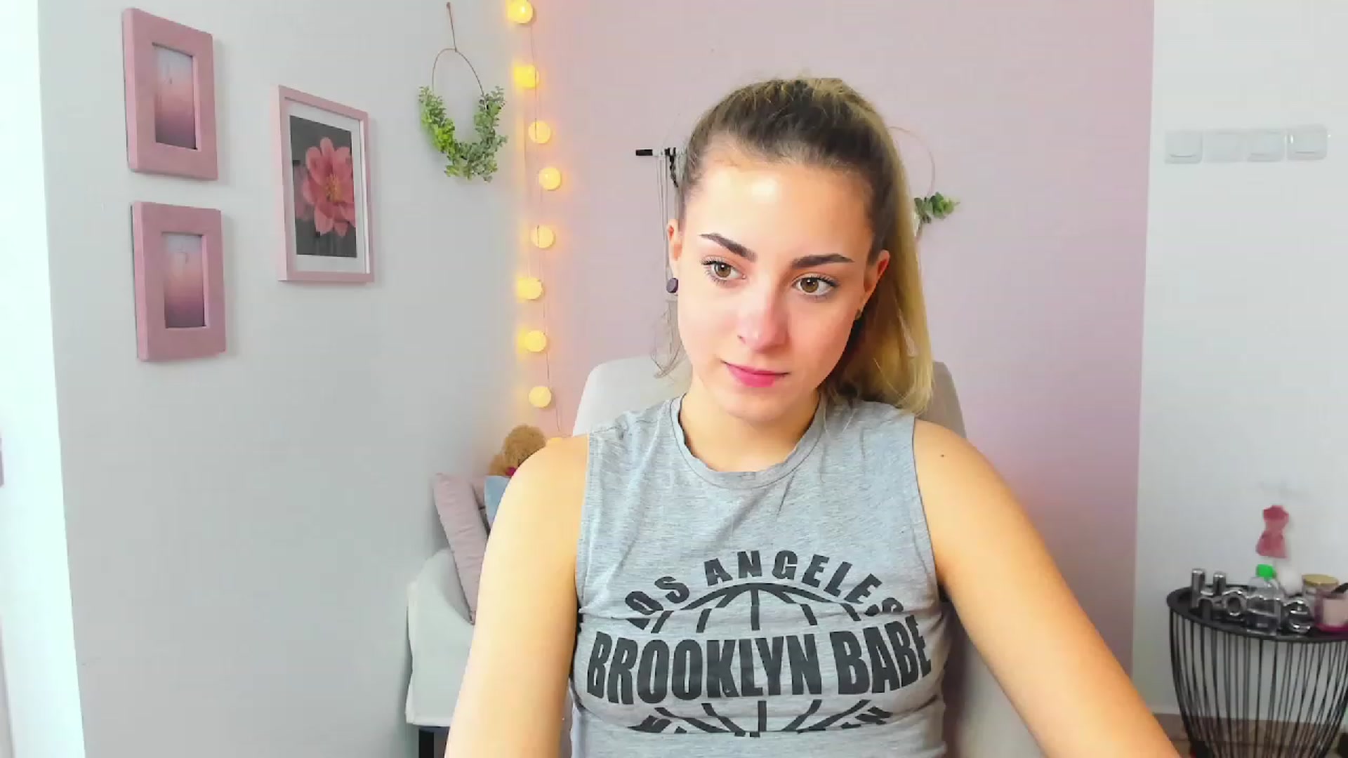 Gallery image thumbnail from Gia_Lopez18's myfreecams stream on, 03/17/2023, 13:28 image 6 of 20