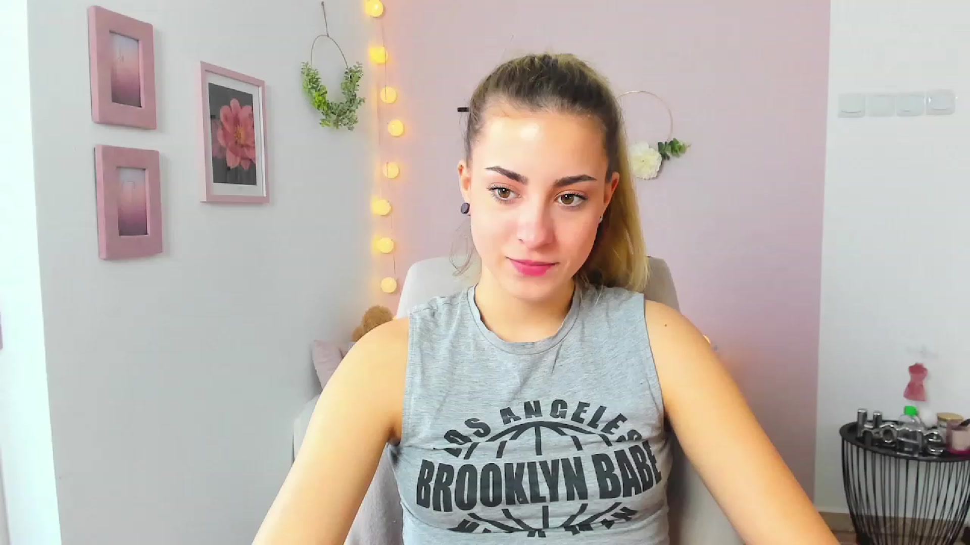 Gallery image thumbnail from Gia_Lopez18's myfreecams stream on, 03/17/2023, 13:28 image 4 of 20