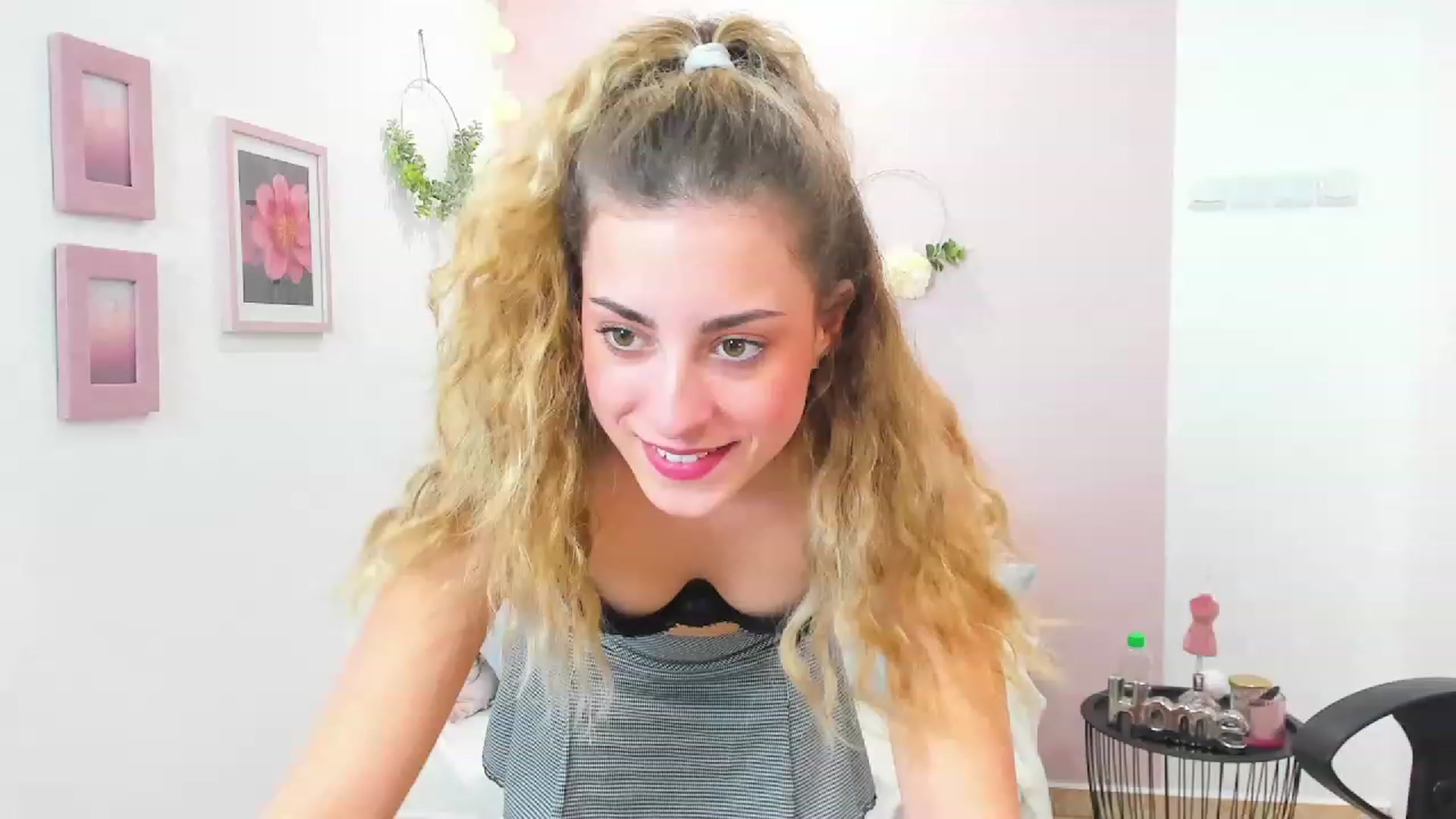 Gallery image thumbnail from Gia_Lopez18's myfreecams stream on, 03/19/2023, 16:32 image 18 of 20