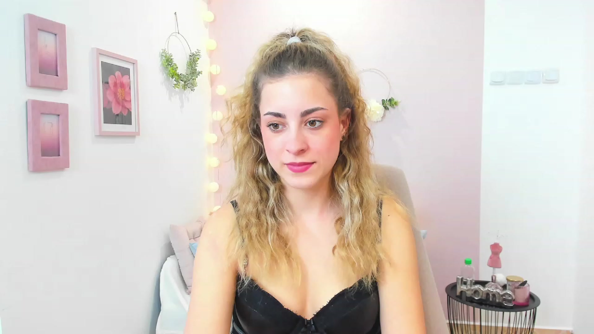 Gallery image thumbnail from Gia_Lopez18's myfreecams stream on, 03/19/2023, 16:32 image 14 of 20