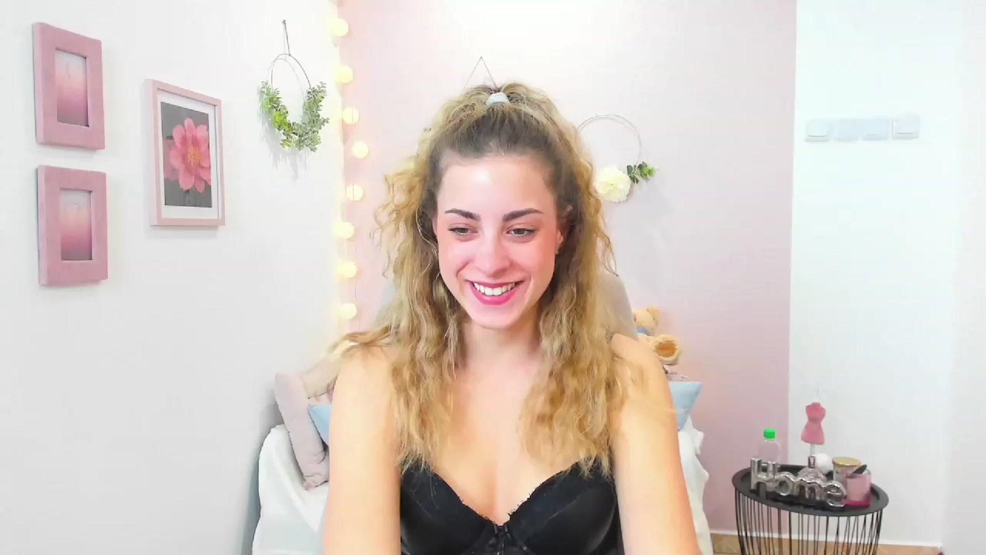 Gallery image thumbnail from Gia_Lopez18's myfreecams stream on, 03/19/2023, 16:32 image 17 of 20