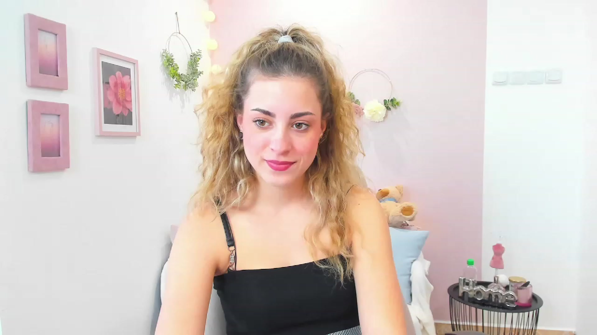 Gallery image thumbnail from Gia_Lopez18's myfreecams stream on, 03/19/2023, 16:32 image 2 of 20