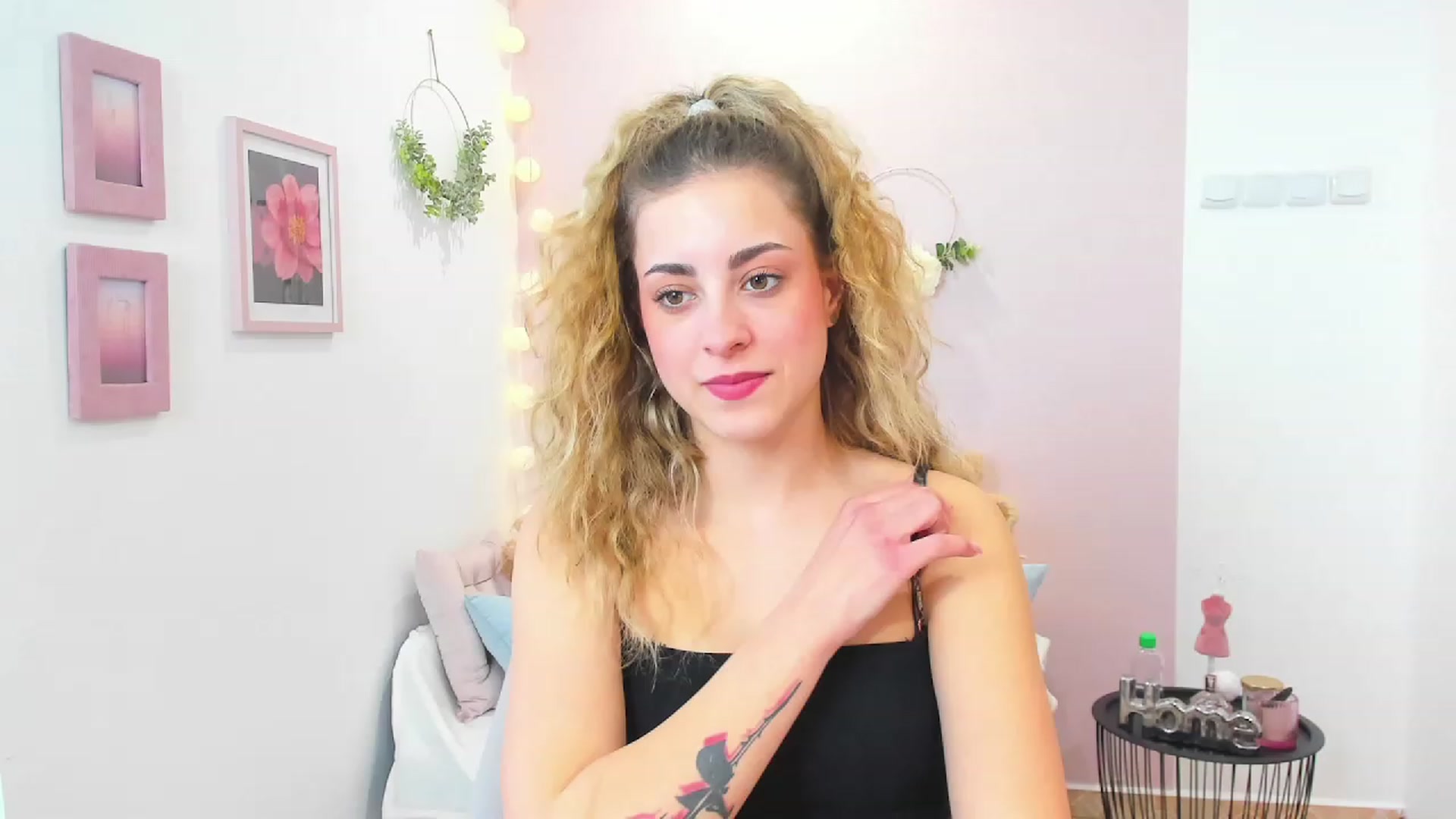 Gallery image thumbnail from Gia_Lopez18's myfreecams stream on, 03/19/2023, 16:32 image 7 of 20
