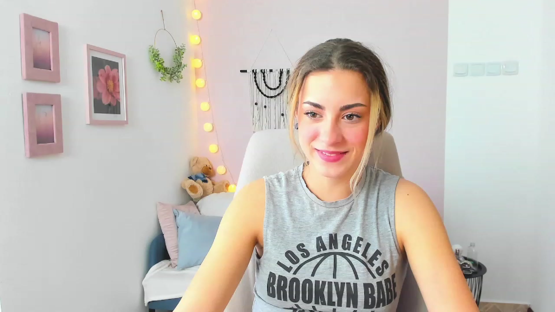 Gallery image thumbnail from Gia_Lopez18's myfreecams stream on, 03/28/2023, 10:46 image 8 of 20