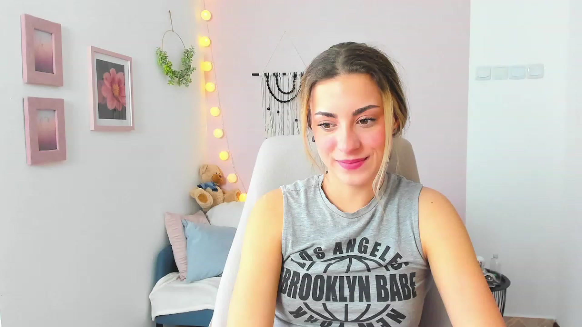 Gallery image thumbnail from Gia_Lopez18's myfreecams stream on, 03/28/2023, 10:46 image 6 of 20