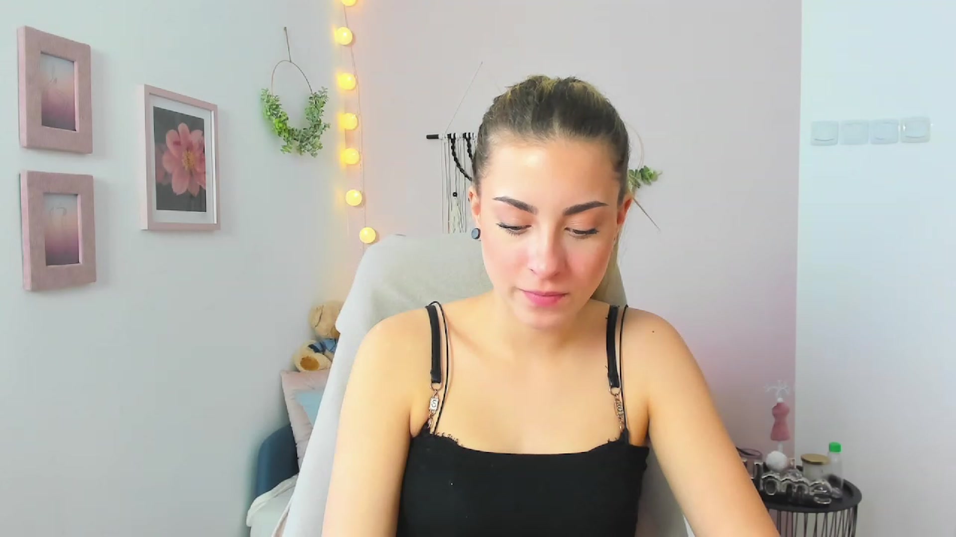 Gallery image thumbnail from Gia_Lopez18's myfreecams stream on, 03/29/2023, 09:36 image 15 of 20