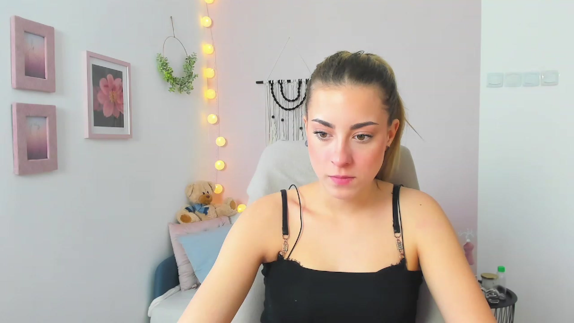 Gallery image thumbnail from Gia_Lopez18's myfreecams stream on, 03/29/2023, 09:36 image 18 of 20
