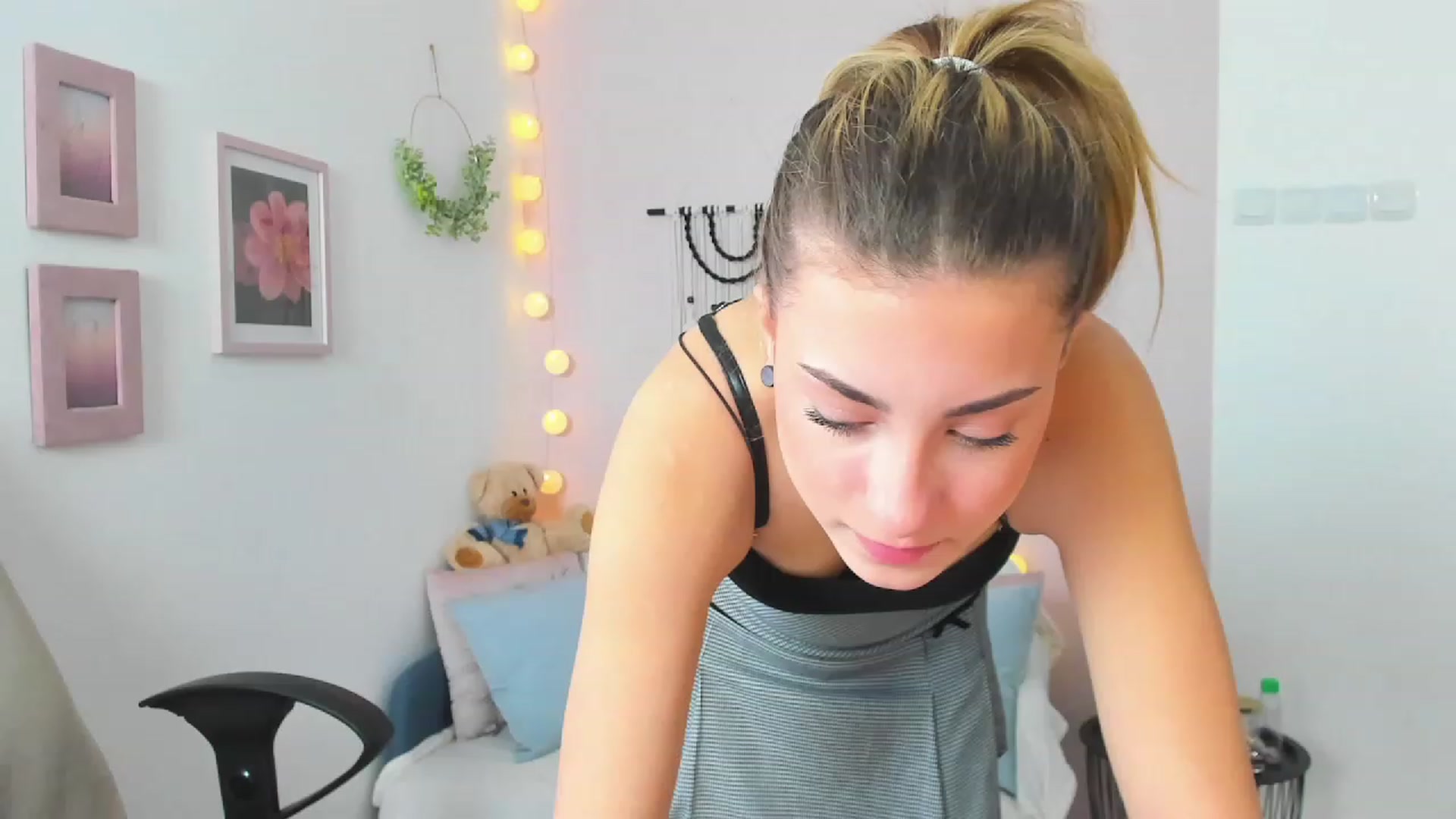Gallery image thumbnail from Gia_Lopez18's myfreecams stream on, 03/29/2023, 09:36 image 6 of 20
