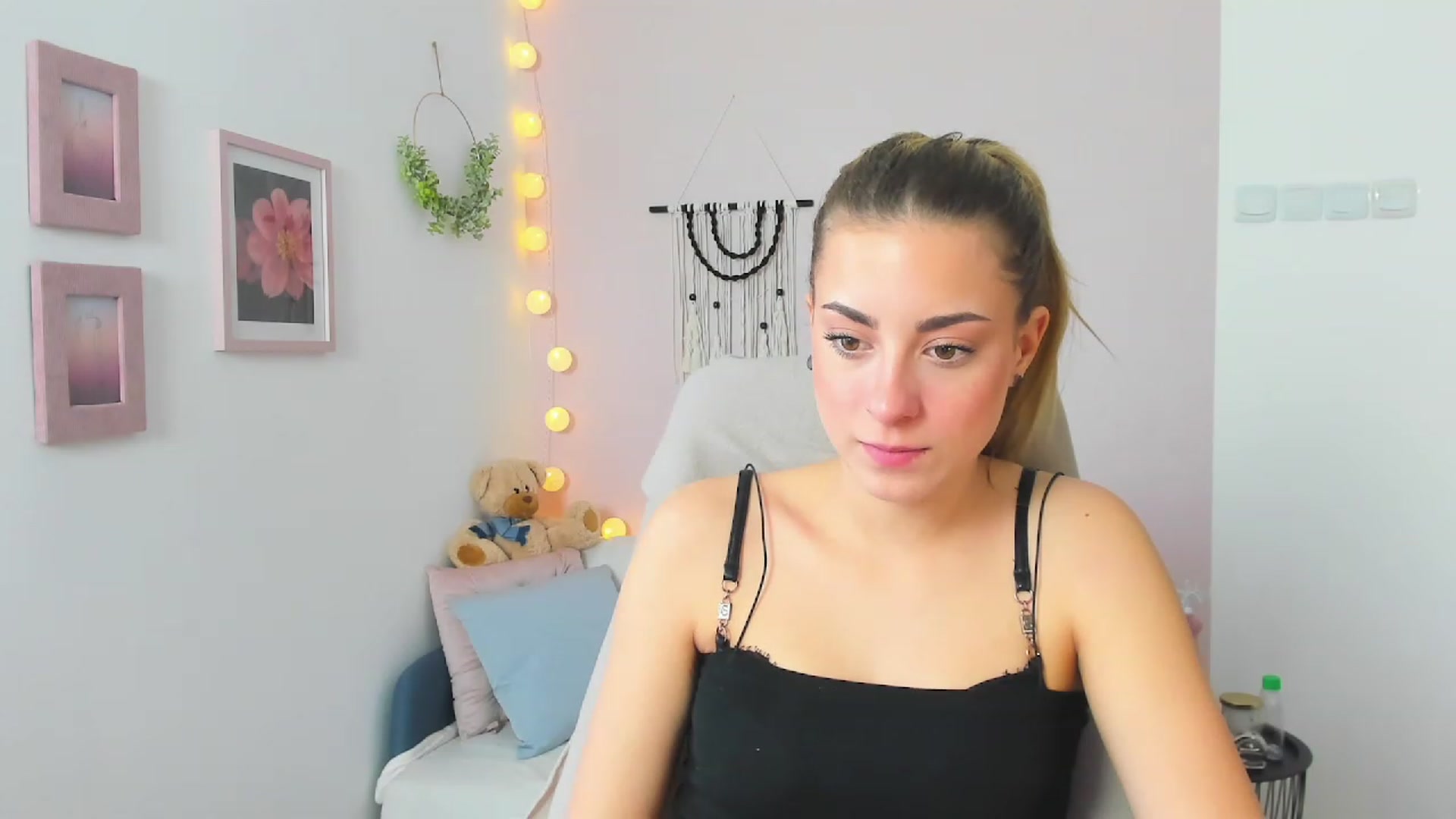Gallery image thumbnail from Gia_Lopez18's myfreecams stream on, 03/29/2023, 09:36 image 20 of 20